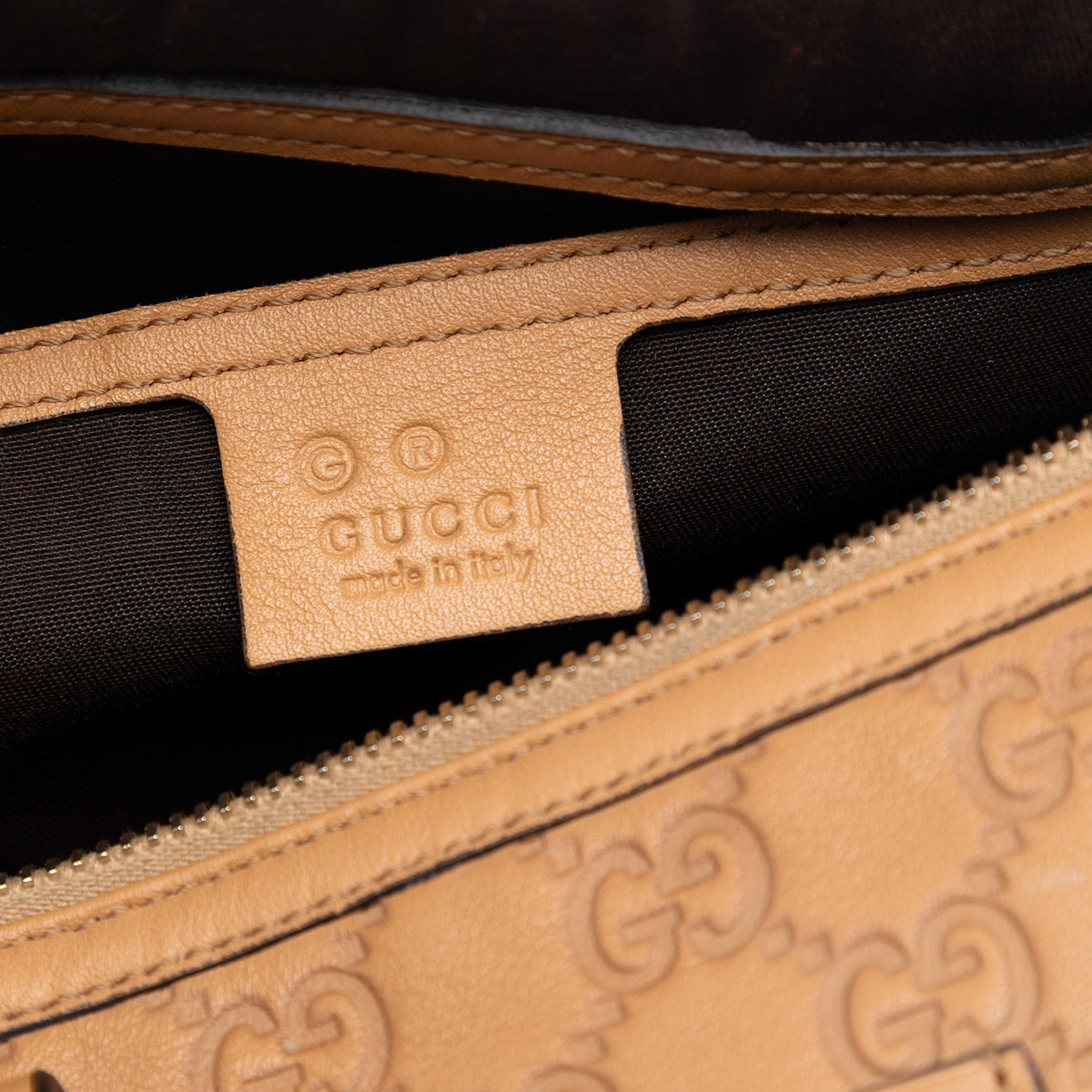 Gucci Medium Guccissima Joy Boston Bag, från Luxclusif, i färgen beige. Klicka för att öppna bilden i stort format