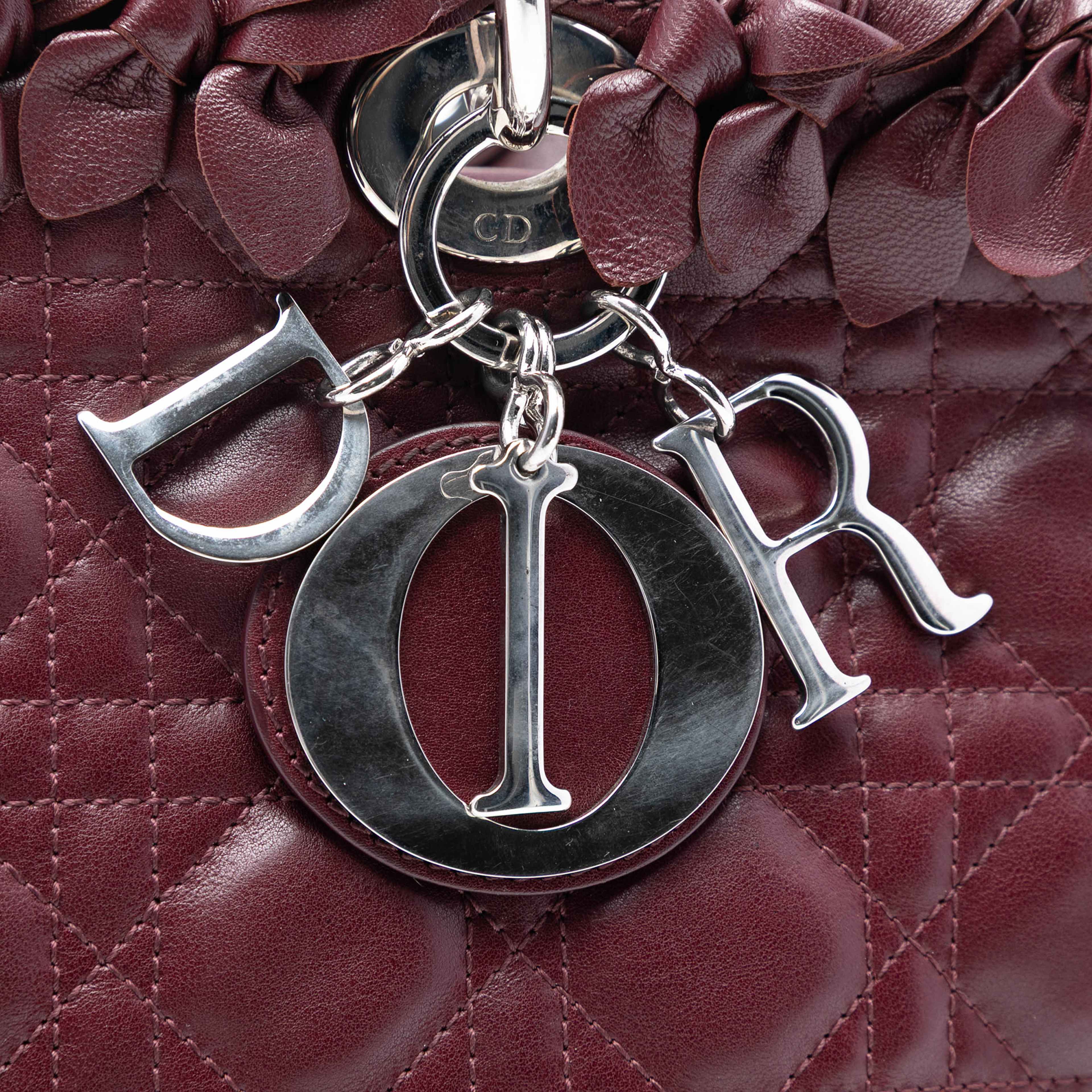 Dior Large Lambskin Cannage Bow Lady Dior, från Luxclusif, i färgen röd. Klicka för att öppna bilden i stort format