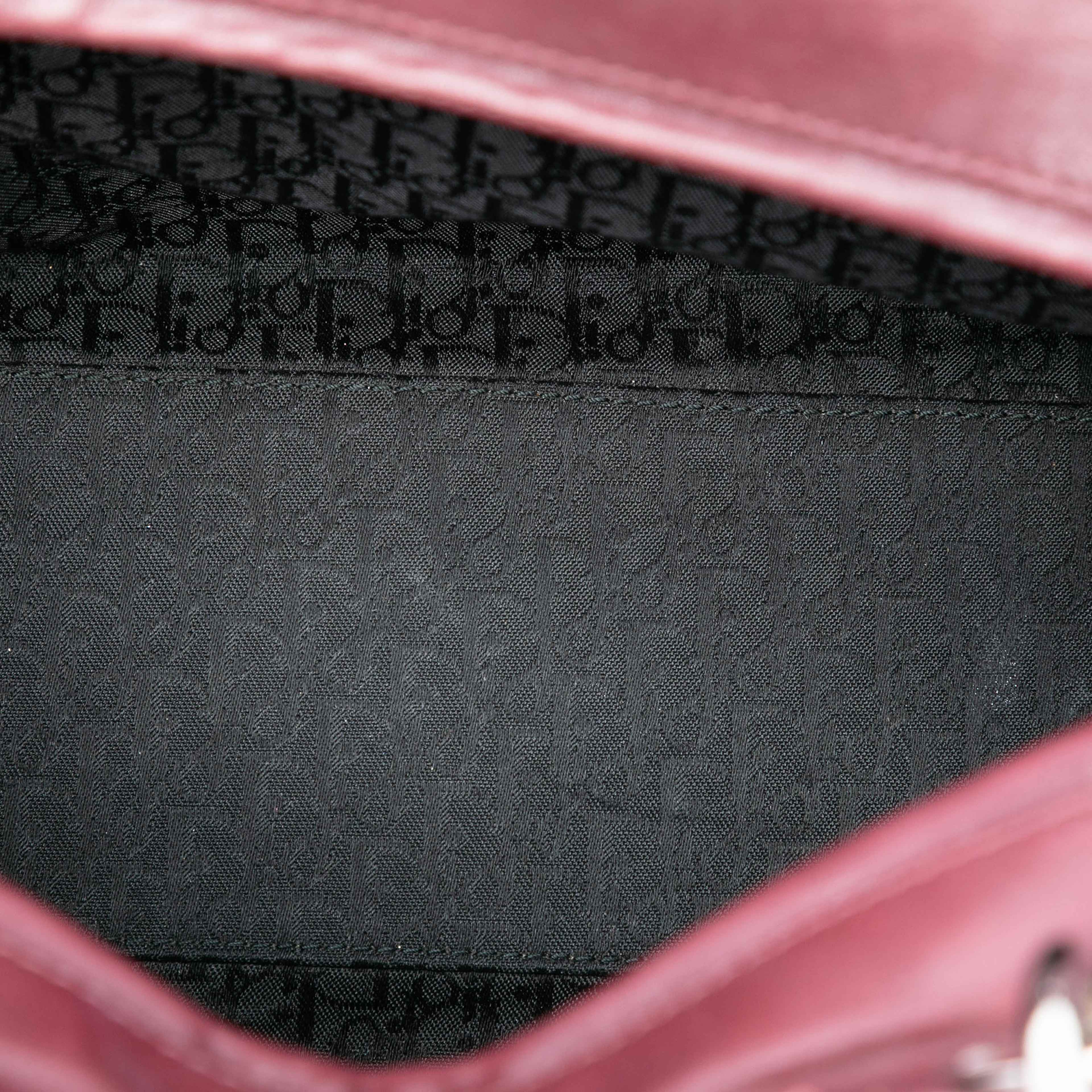 Dior Large Lambskin Cannage Bow Lady Dior, från Luxclusif, i färgen burgundy. Klicka för att öppna bilden i stort format