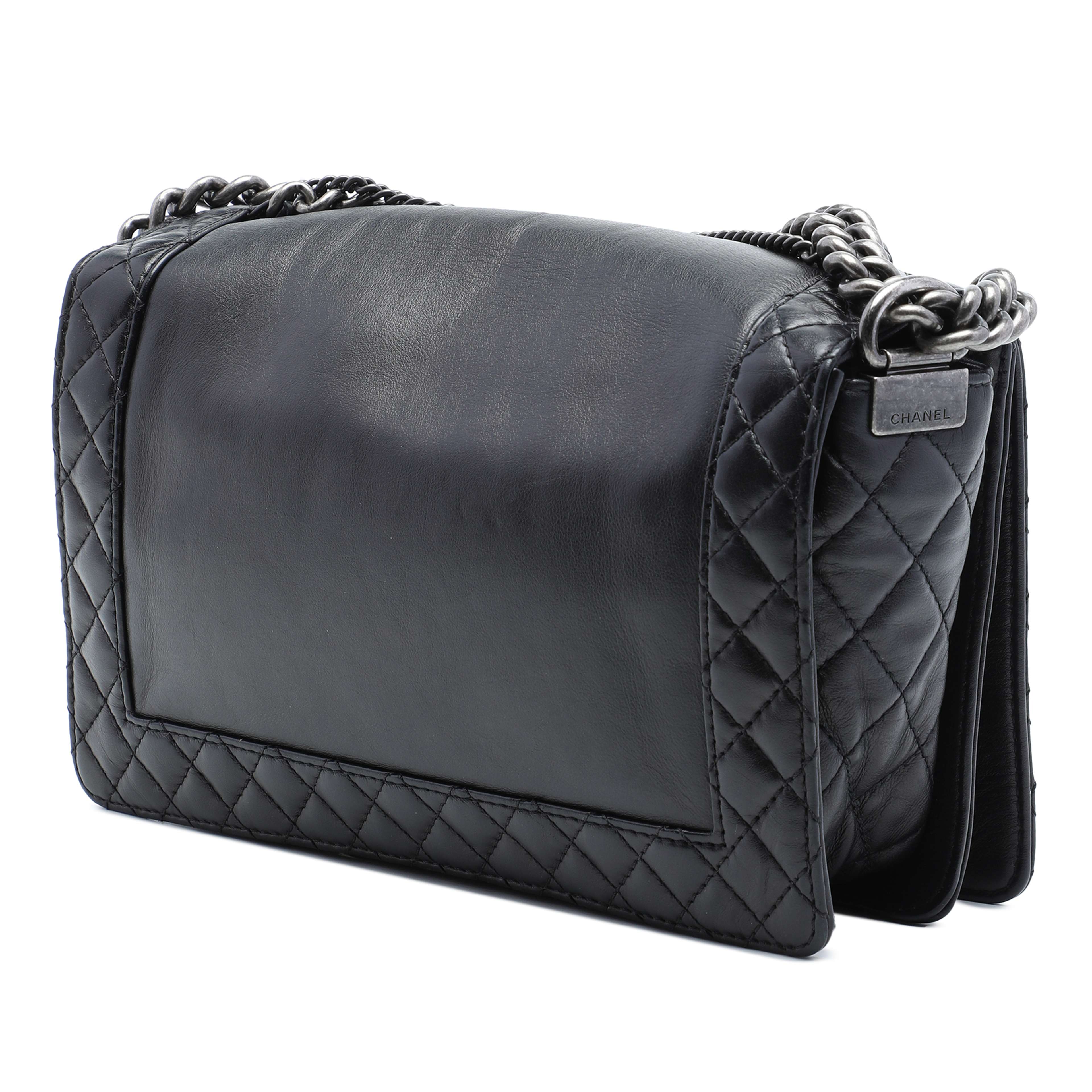 Chanel Paris Dallas Medium Lambskin Enchained Boy Flap, från Luxclusif, i färgen svart. Klicka för att öppna bilden i stort format
