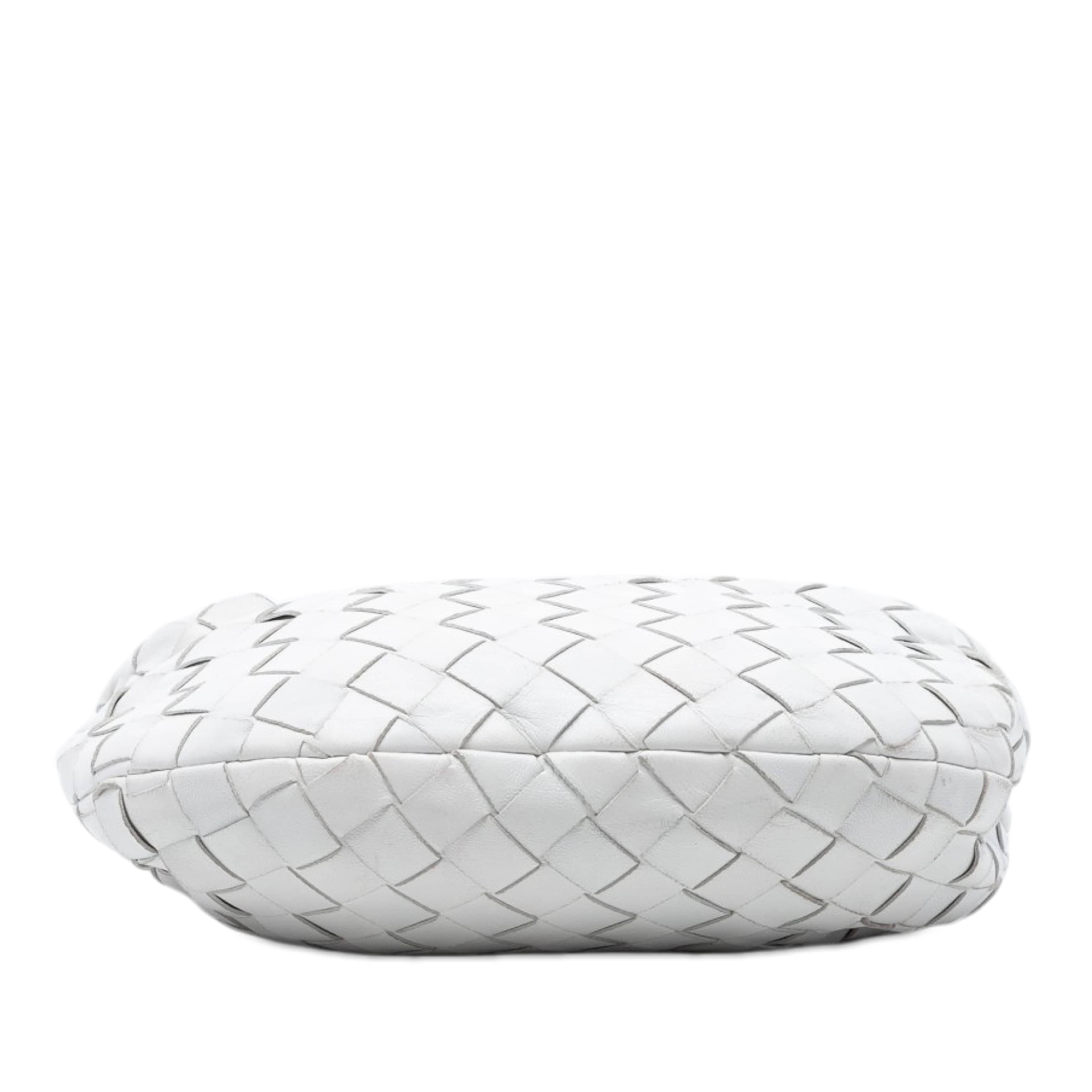 Bottega Veneta Mini Nappa Intrecciato Jodie, från Luxclusif, i färgen white. Klicka för att öppna bilden i stort format