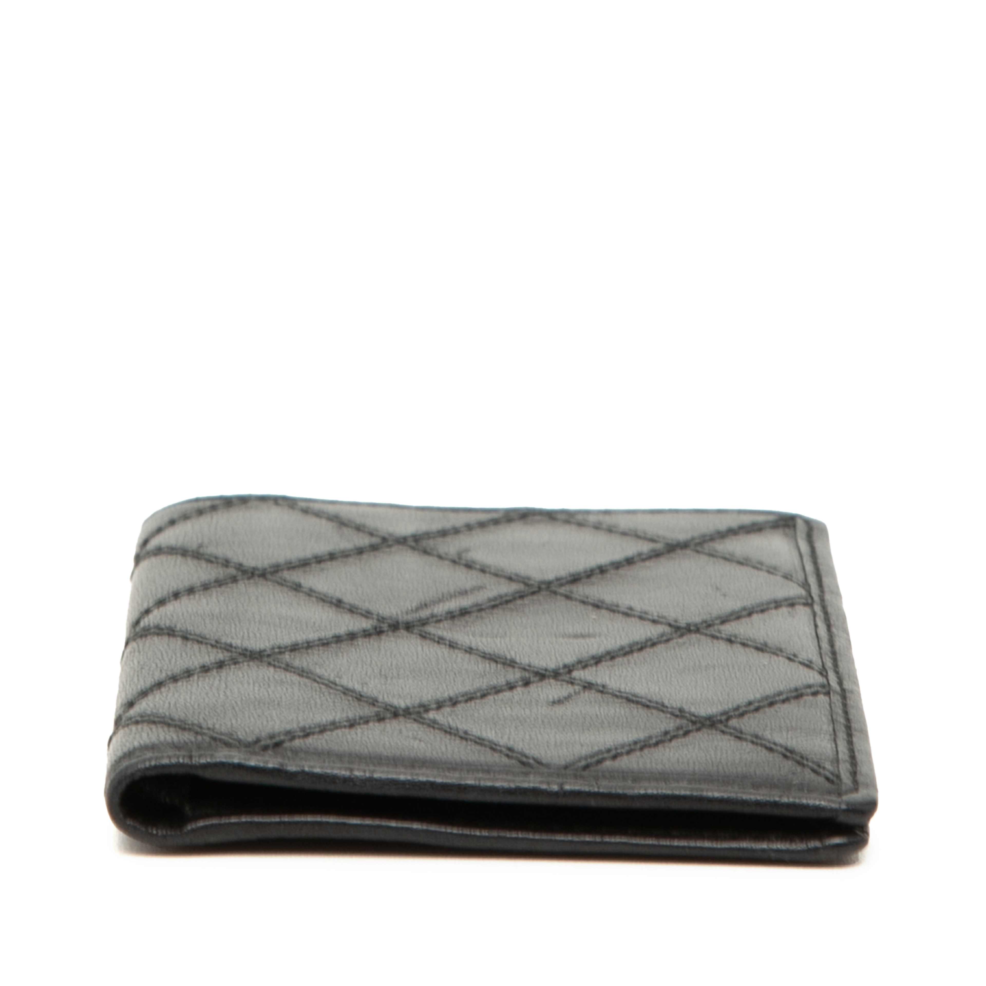 Chanel Quilted Lambskin Double Stitch Bifold Card Holder, från Luxclusif, i färgen svart. Klicka för att öppna bilden i stort format