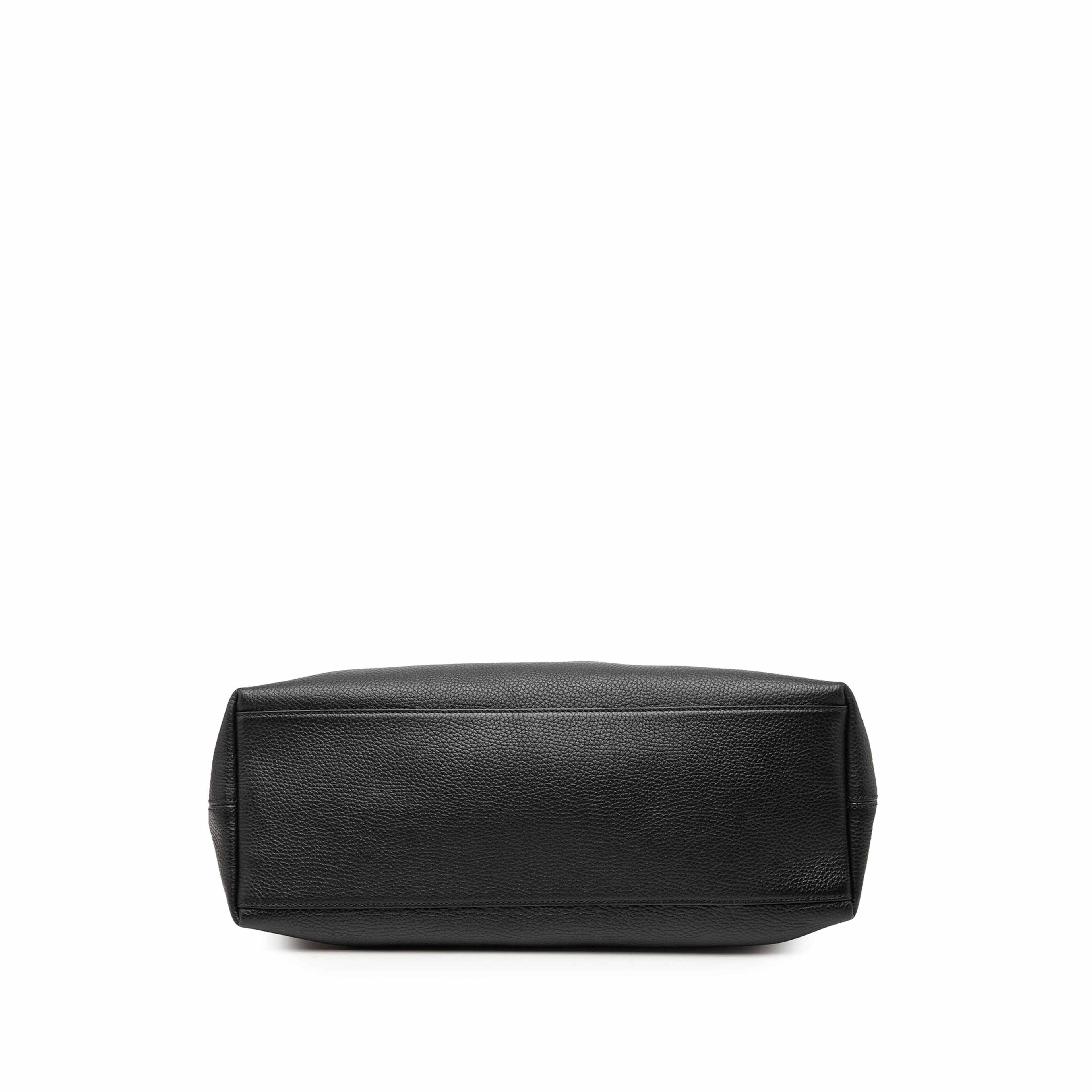 Gucci Medium Calfskin Soho Chain Tote, från Luxclusif, i färgen svart. Klicka för att öppna bilden i stort format