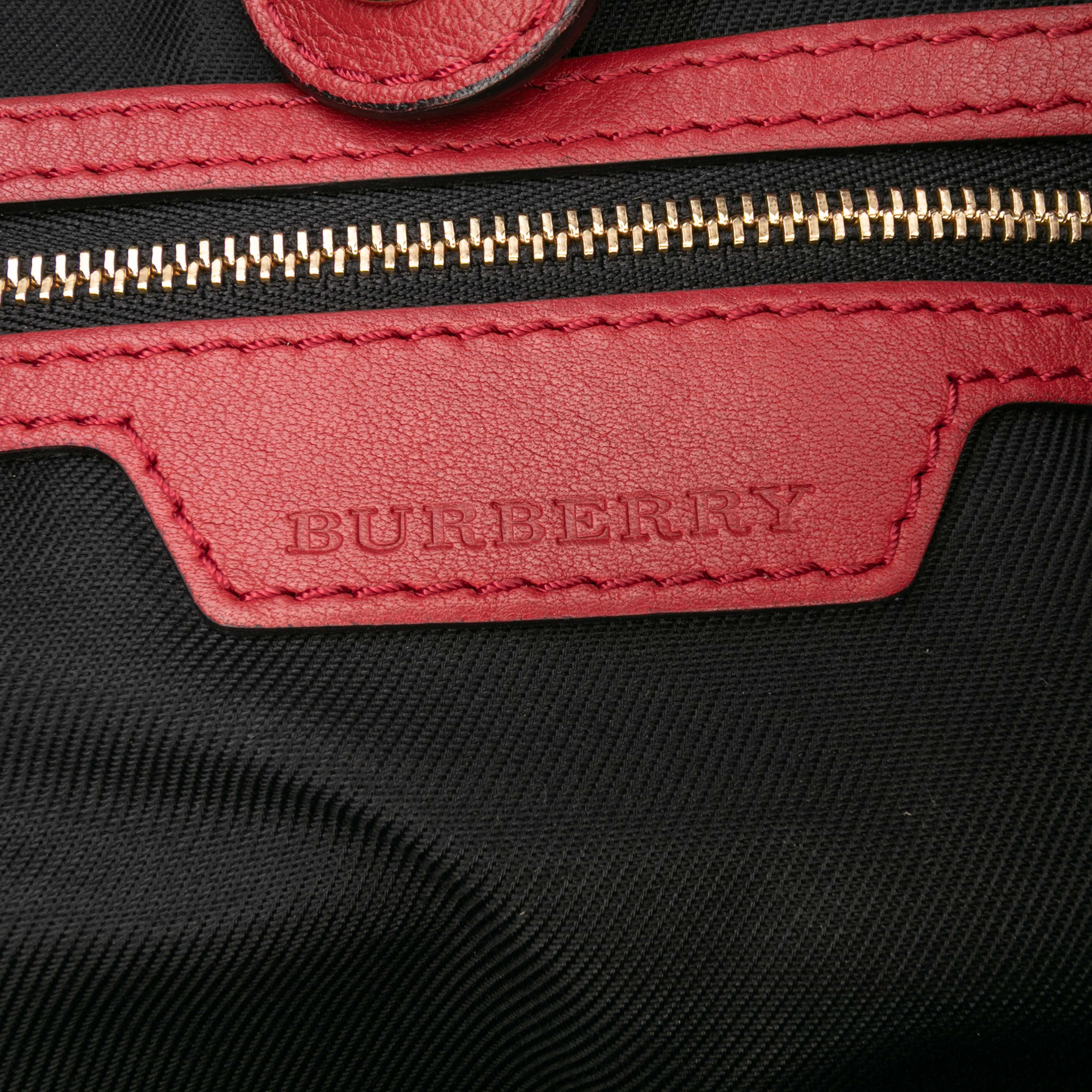 Burberry Small Haymarket Check Canvas And Leather Canterbury Tote, från Luxclusif, i färgen beige. Klicka för att öppna bilden i stort format