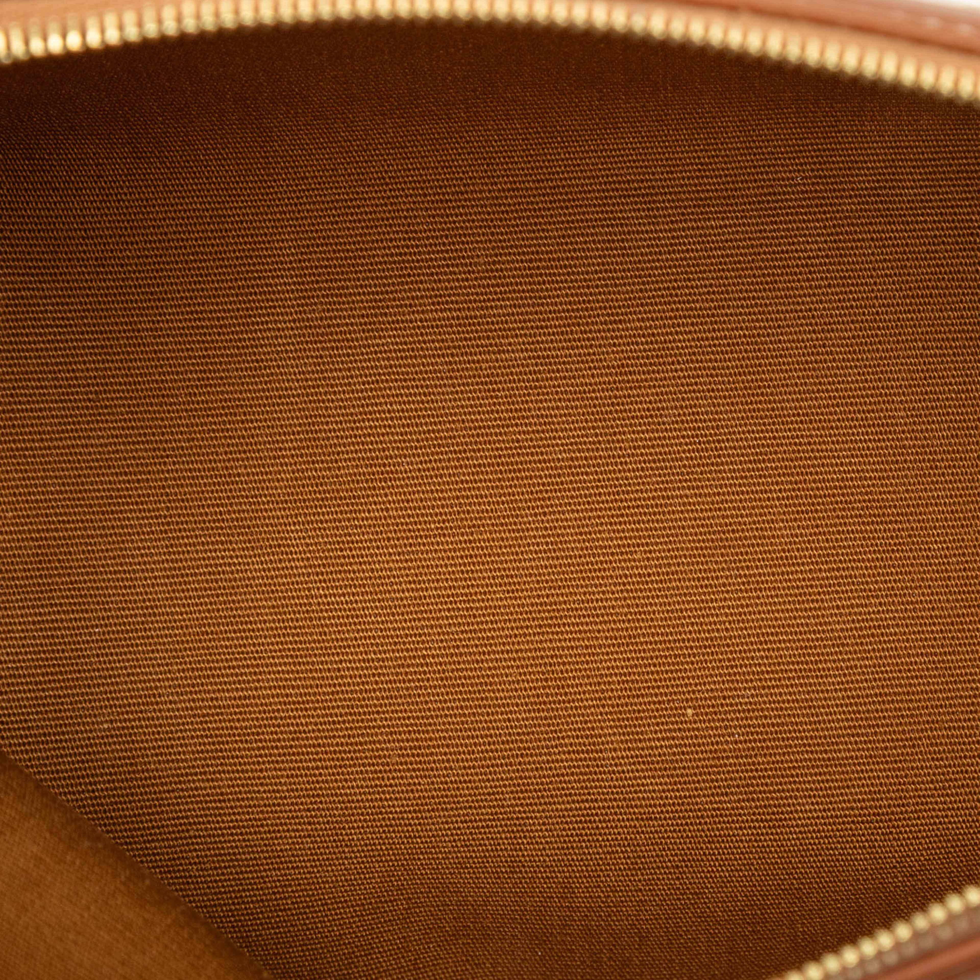 Celine Triomphe Coated Canvas Clutch On Chain, från Luxclusif, i färgen white. Klicka för att öppna bilden i stort format