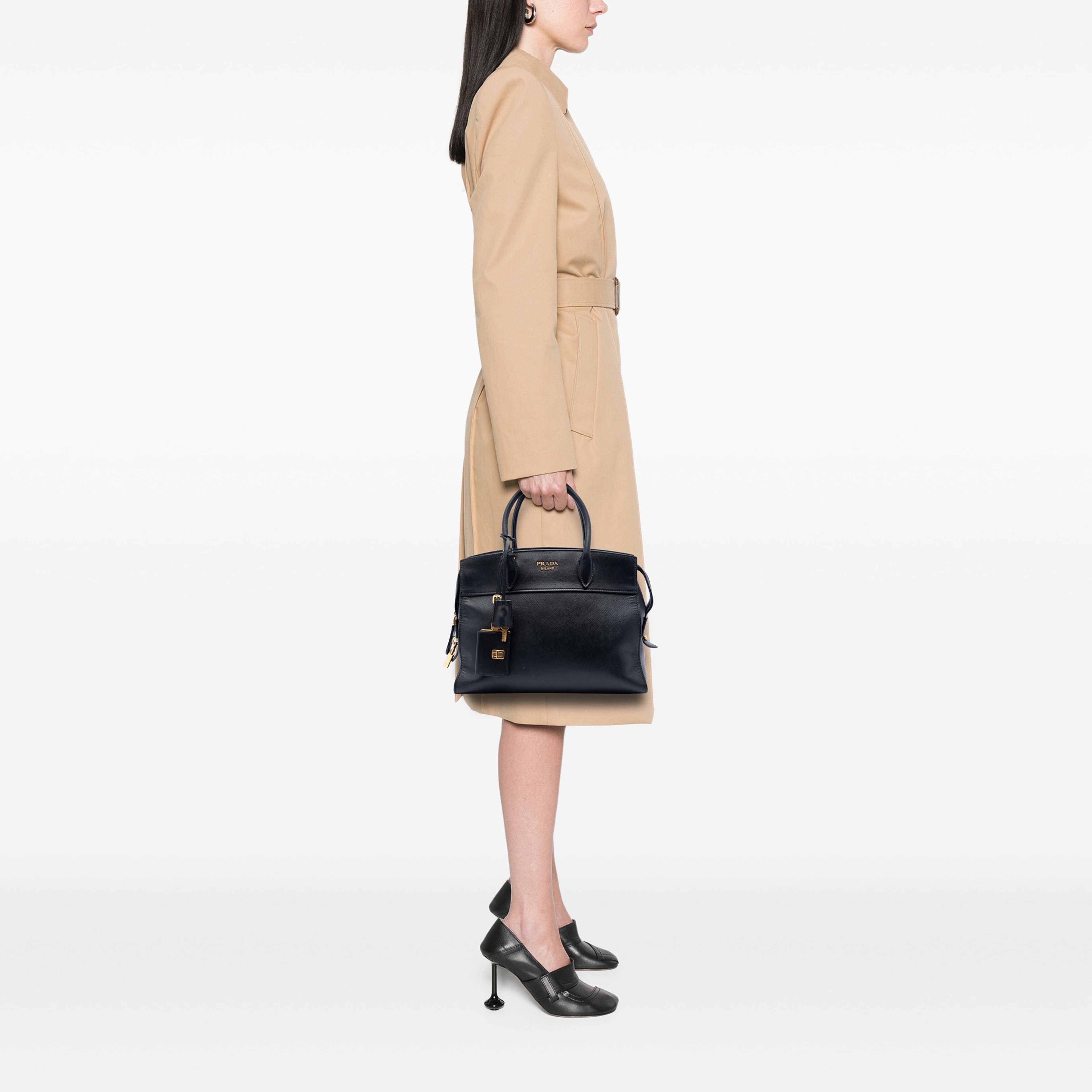 Prada Saffiano And City Calf Esplanade Satchel, från Luxclusif, i färgen svart. Klicka för att öppna bilden i stort format