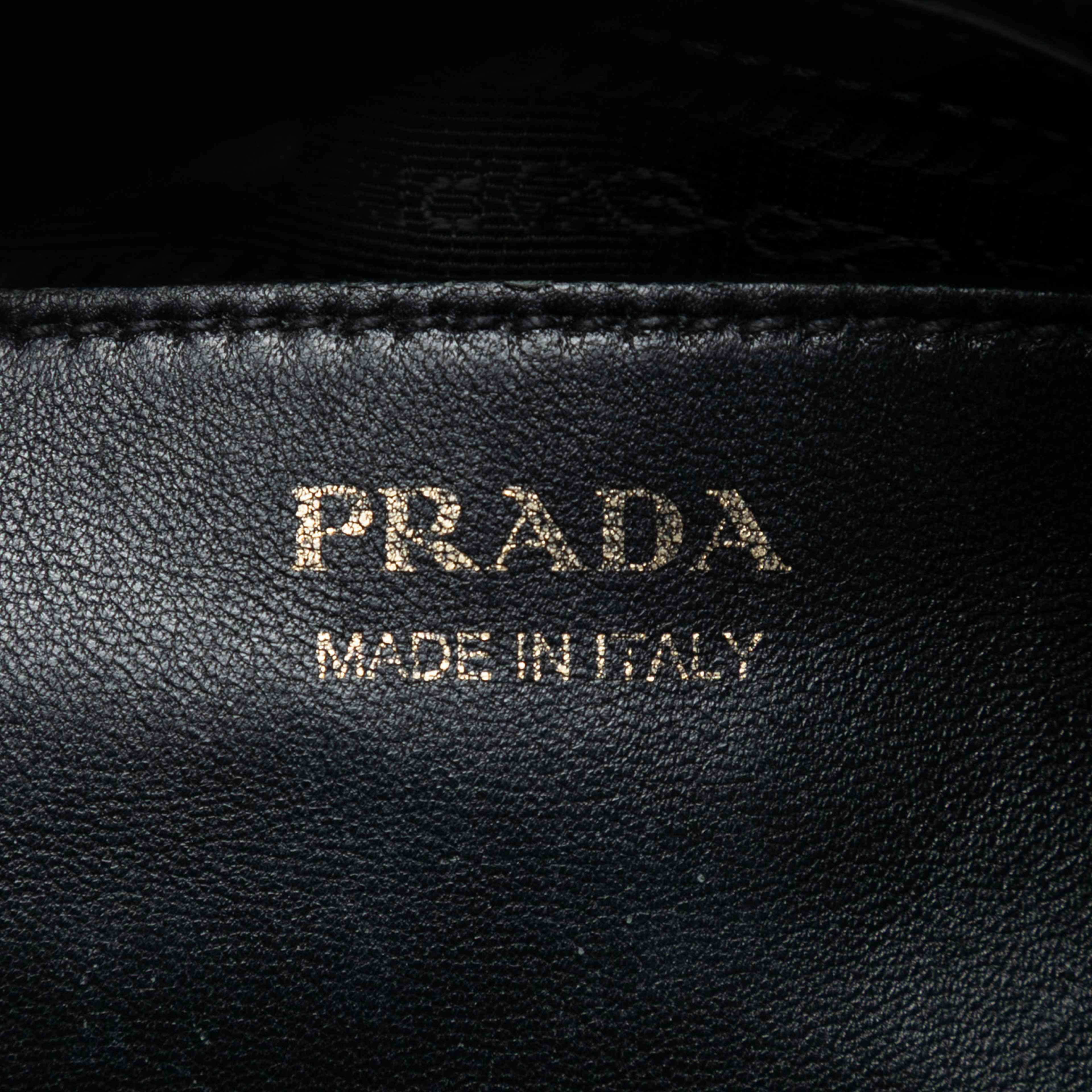 Prada Saffiano And City Calf Esplanade Satchel, från Luxclusif, i färgen svart. Klicka för att öppna bilden i stort format