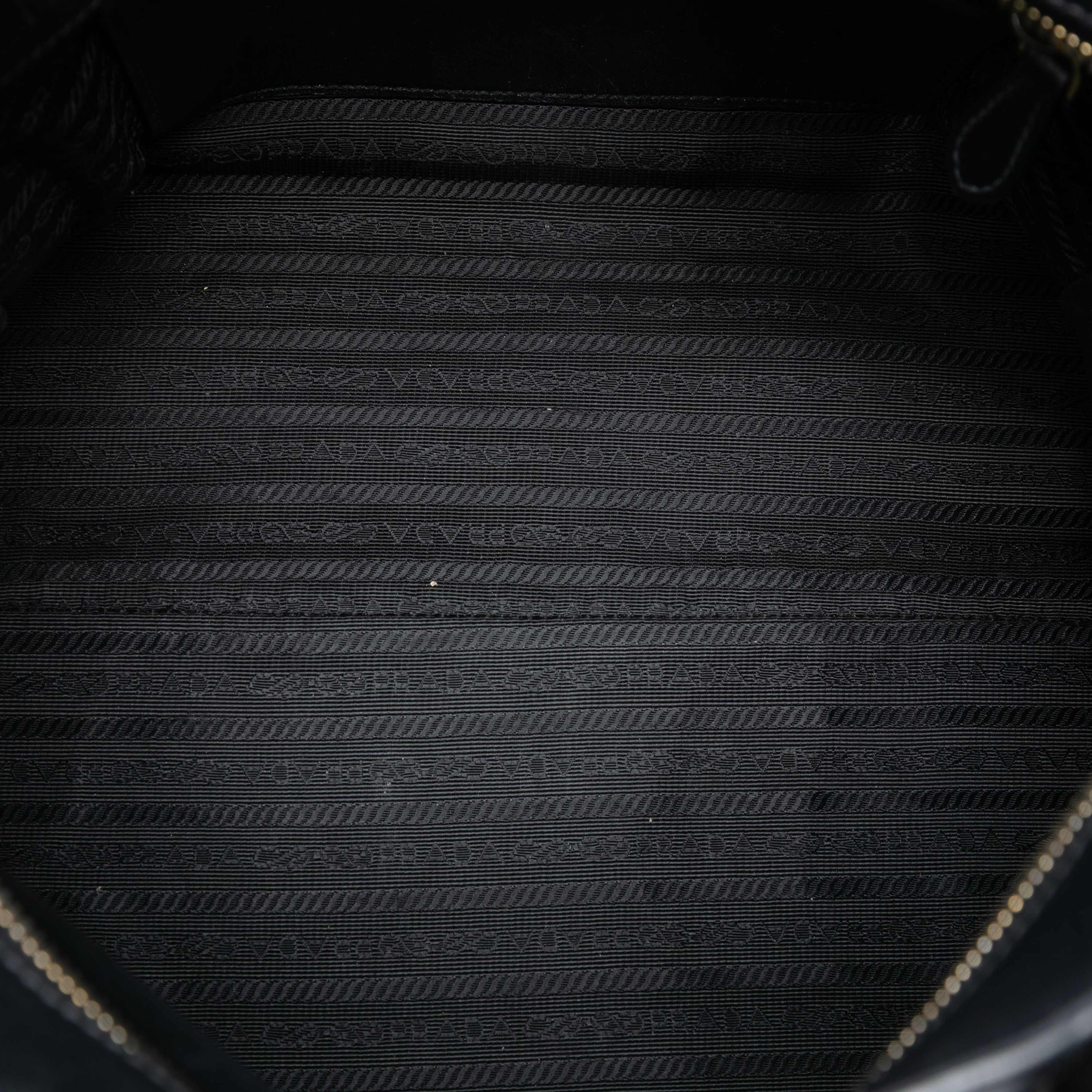 Prada Saffiano And City Calf Esplanade Satchel, från Luxclusif, i färgen black. Klicka för att öppna bilden i stort format