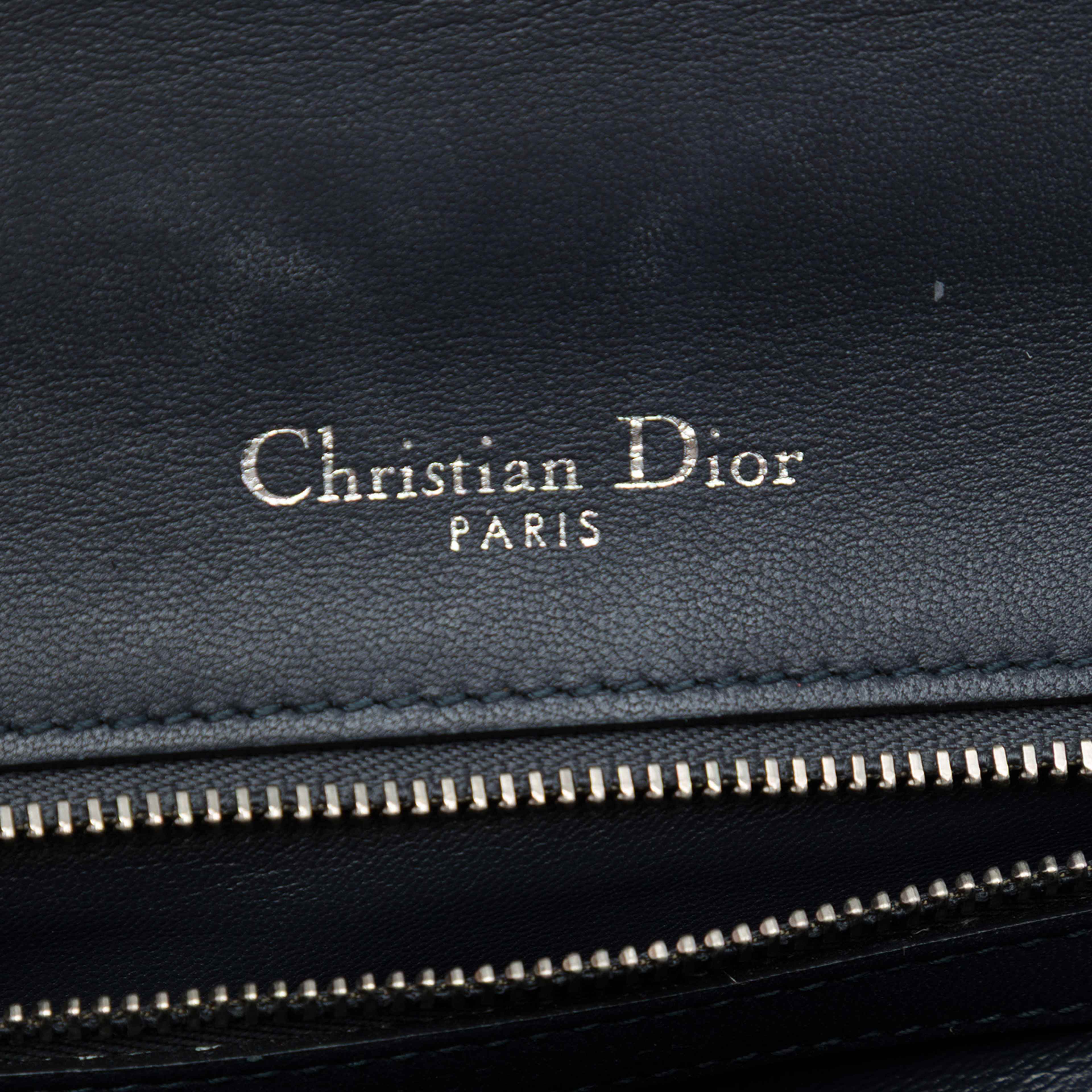 Dior Small Calfskin Diorama Crystal Embellished Flap, från Luxclusif, i färgen silver. Klicka för att öppna bilden i stort format
