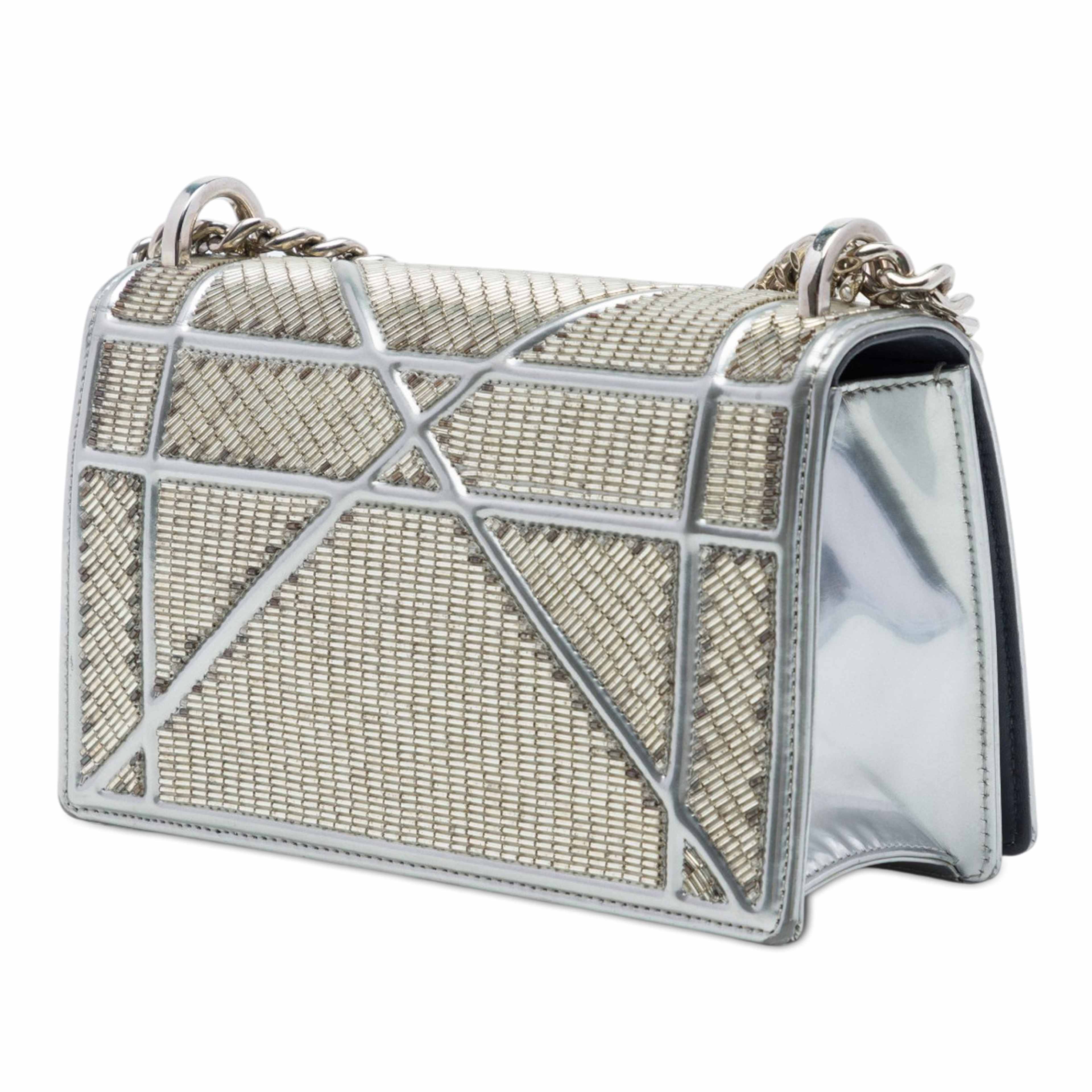 Dior Small Calfskin Diorama Crystal Embellished Flap, från Luxclusif, i färgen silver. Klicka för att öppna bilden i stort format