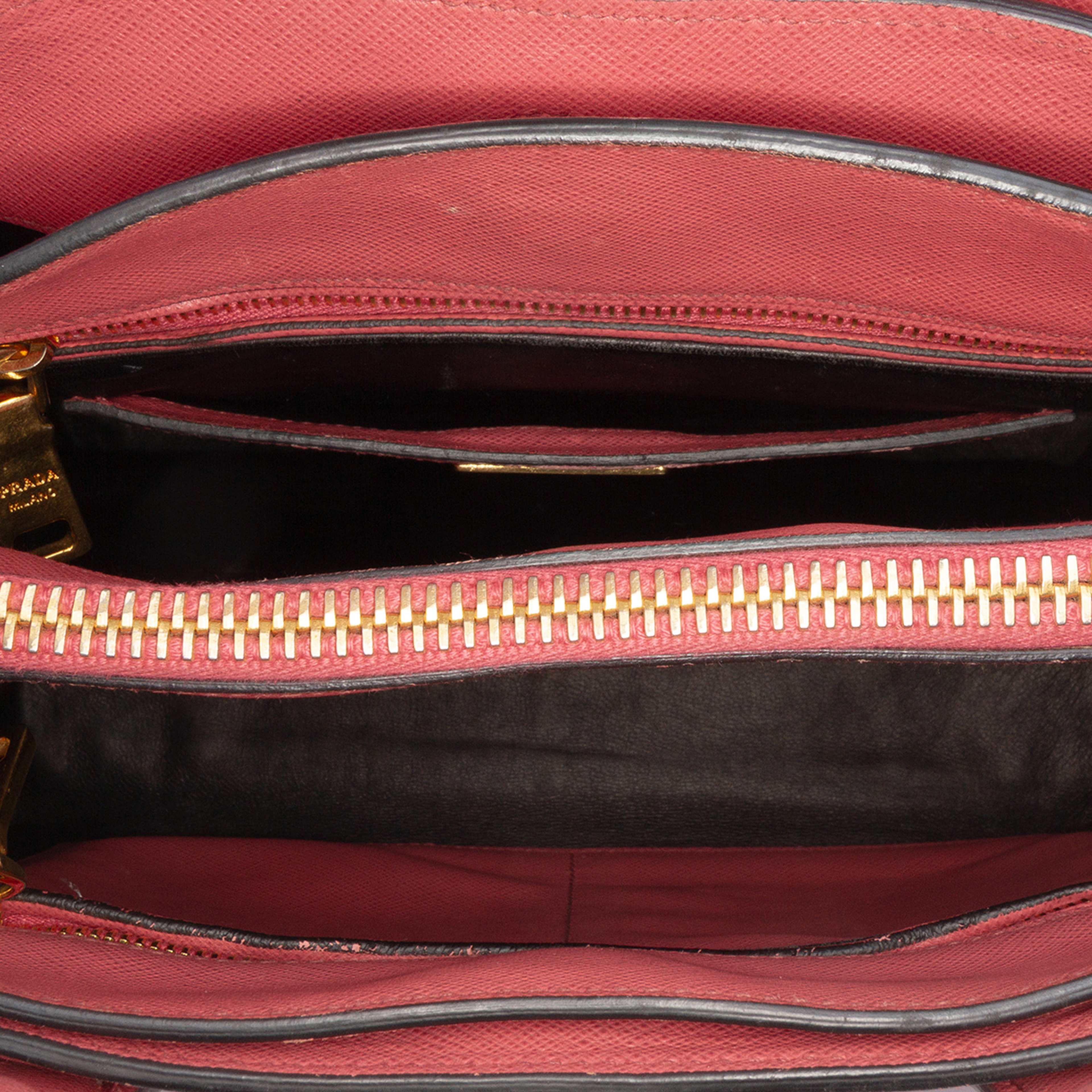 Prada Saffiano Soft Triple Pocket Tote, från Luxclusif, i färgen pink. Klicka för att öppna bilden i stort format