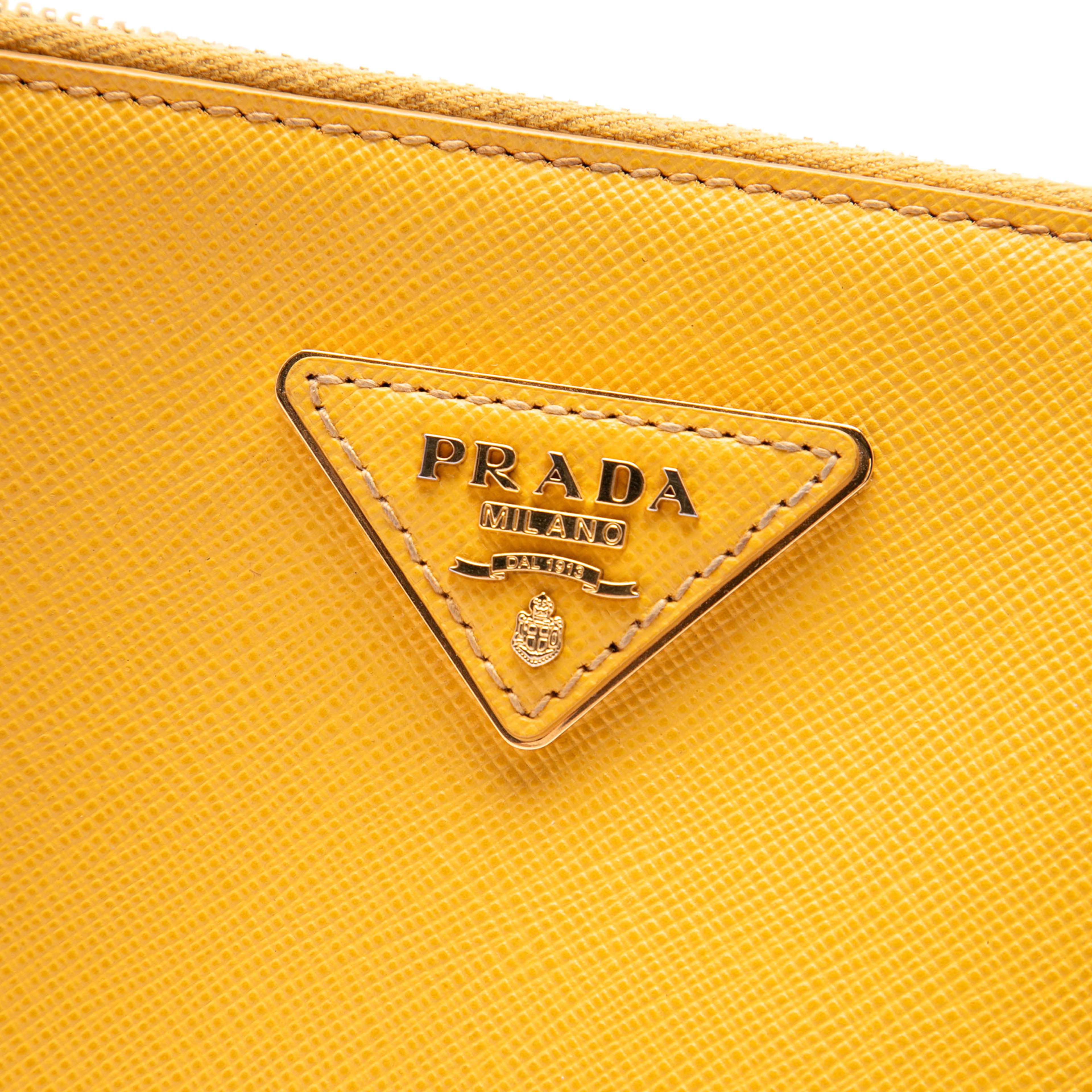 Prada Medium Saffiano Lux Galleria Double Zip Satchel, från Luxclusif, i färgen mustard. Klicka för att öppna bilden i stort format