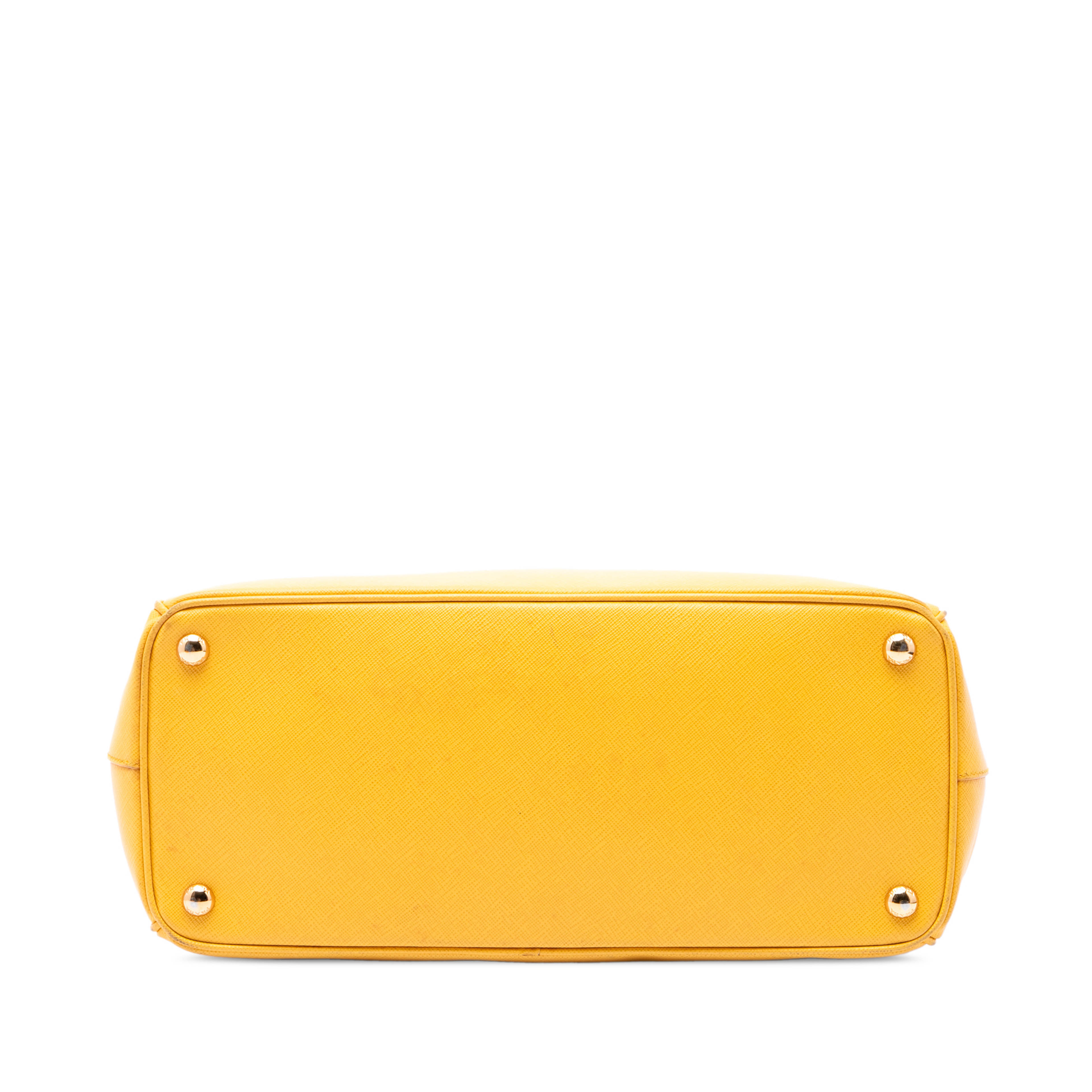 Prada Medium Saffiano Lux Galleria Double Zip Satchel, från Luxclusif, i färgen gul. Klicka för att öppna bilden i stort format