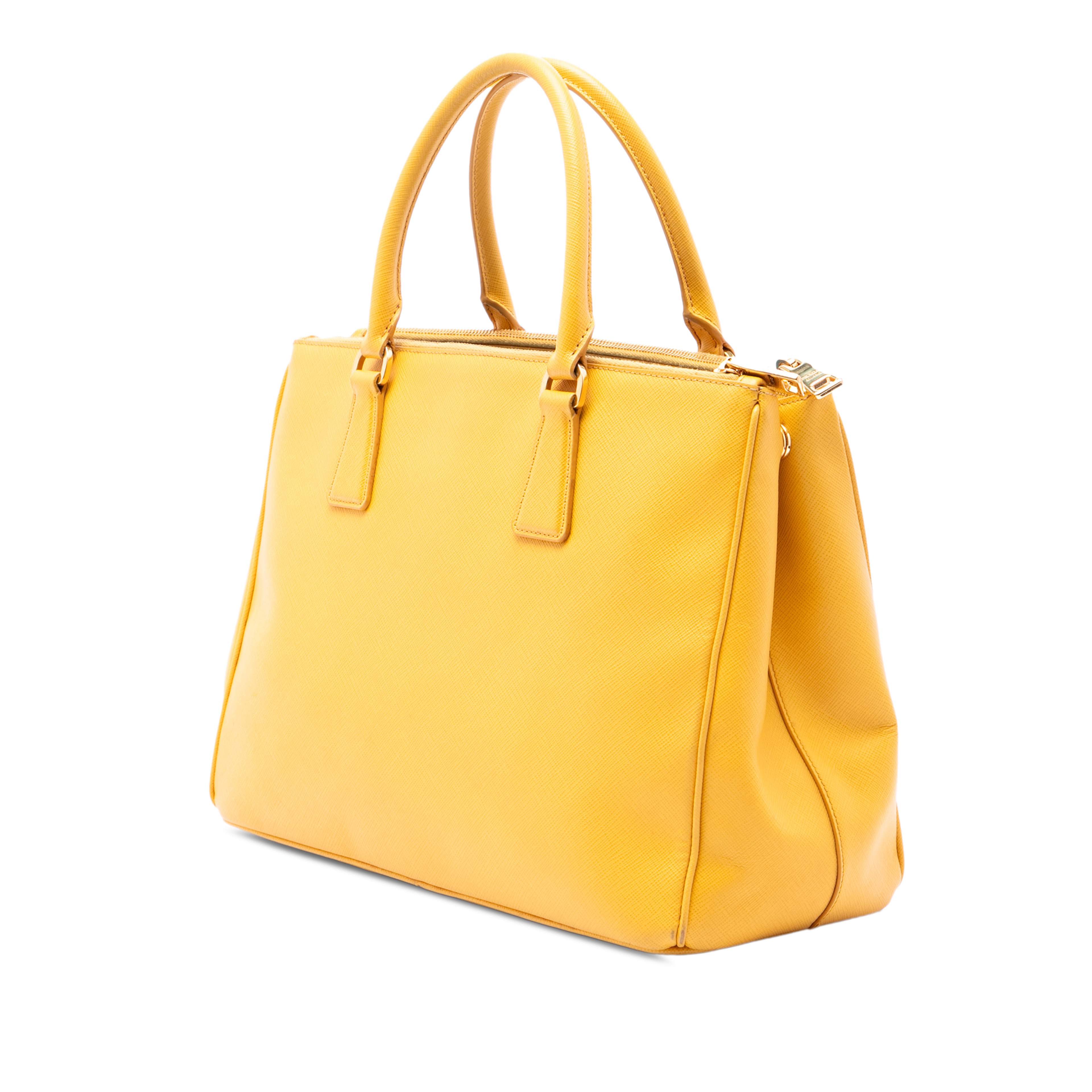 Prada Medium Saffiano Lux Galleria Double Zip Satchel, från Luxclusif, i färgen gul. Klicka för att öppna bilden i stort format
