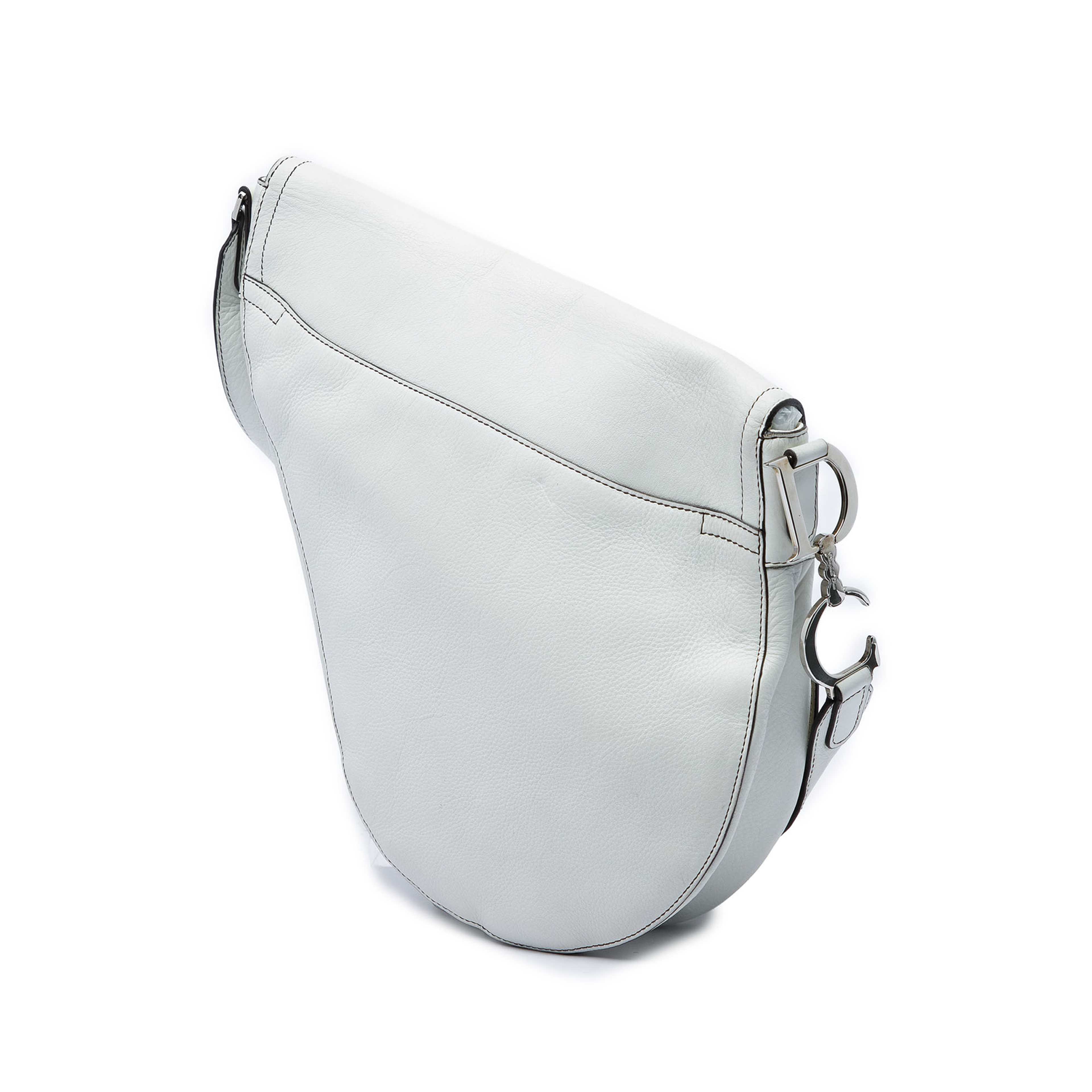 Dior Leather Baudrier Saddle Bag, från Luxclusif, i färgen vit. Klicka för att öppna bilden i stort format