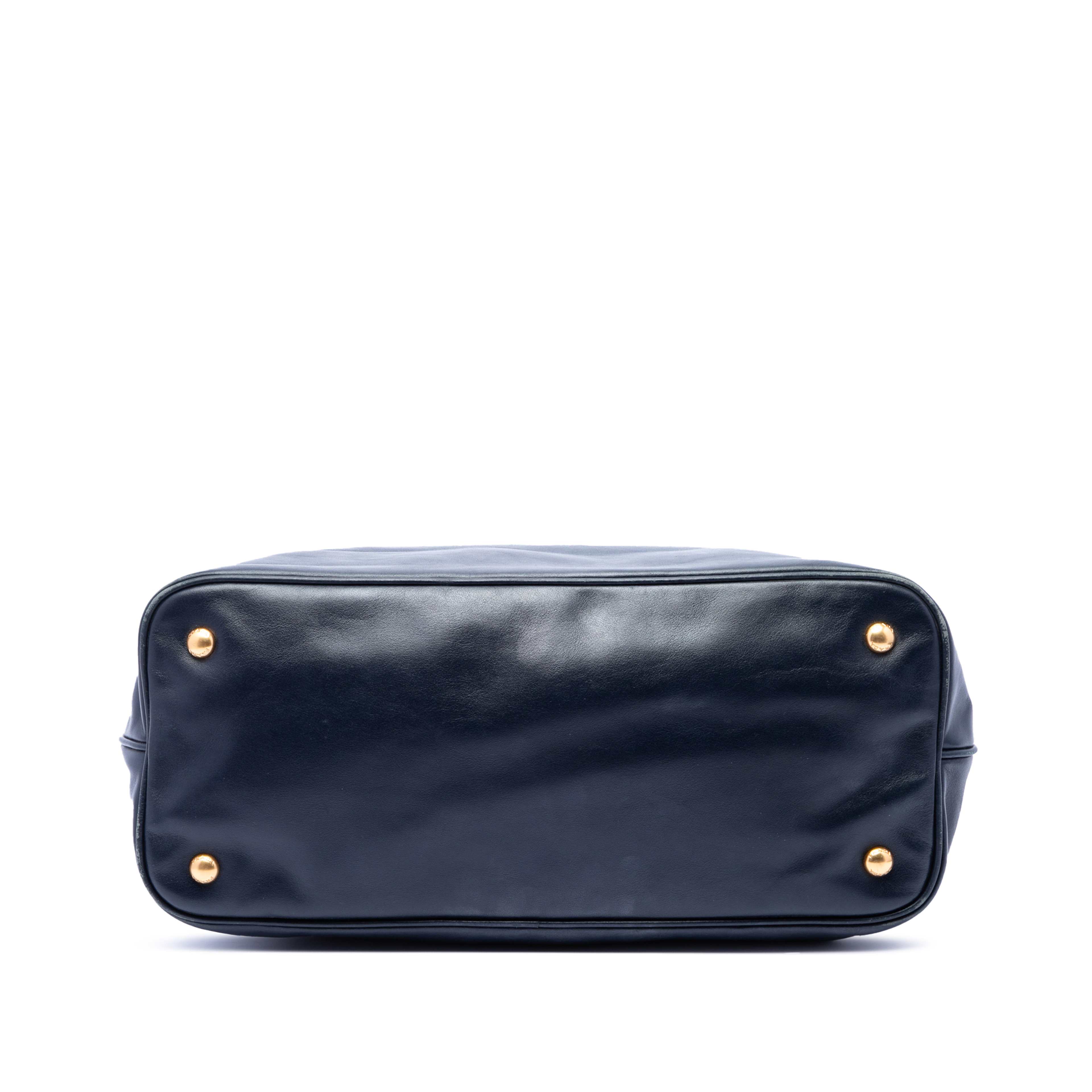 Prada Soft Calfskin Open Convertible Shopping Tote, från Luxclusif, i färgen blå. Klicka för att öppna bilden i stort format