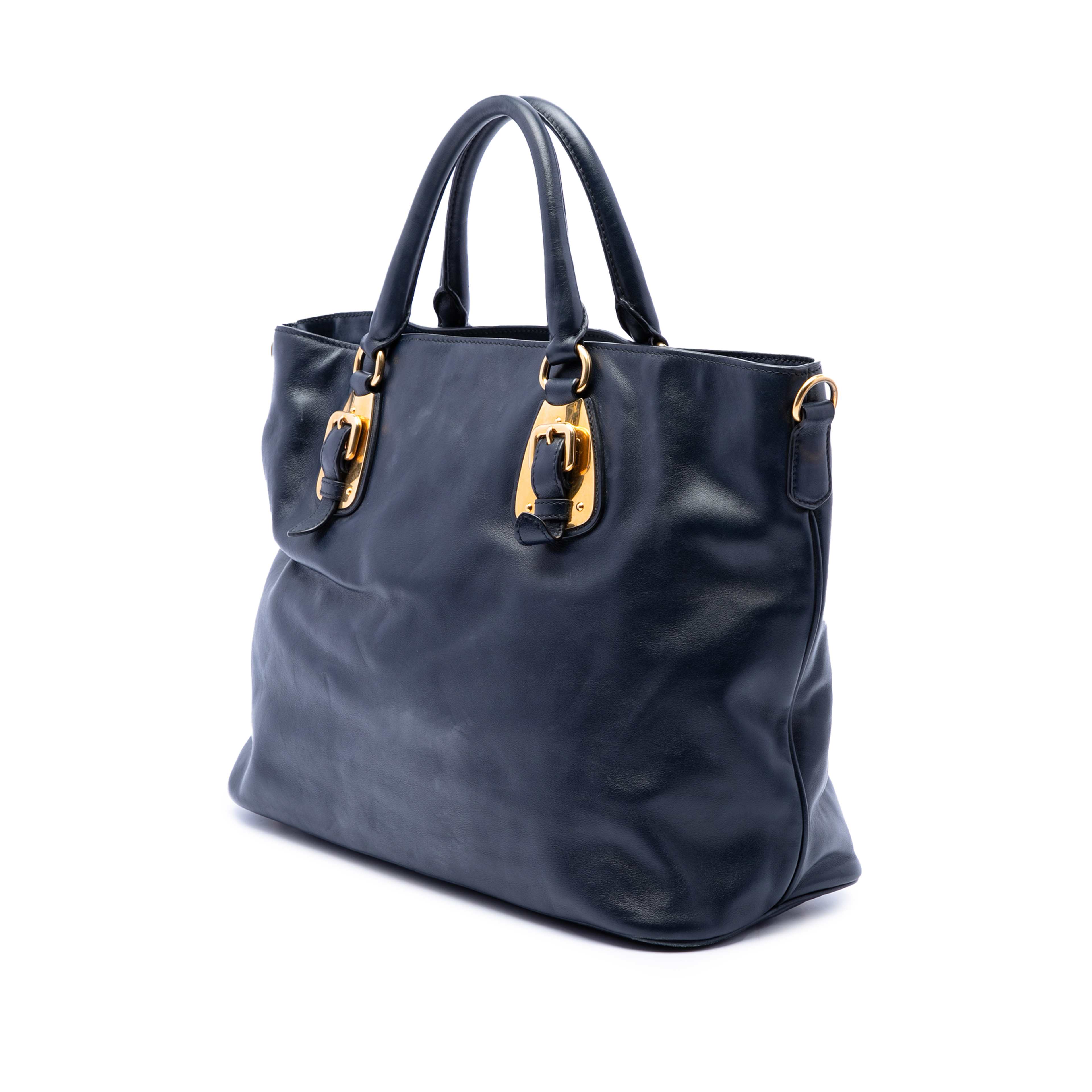 Prada Soft Calfskin Open Convertible Shopping Tote, från Luxclusif, i färgen blå. Klicka för att öppna bilden i stort format
