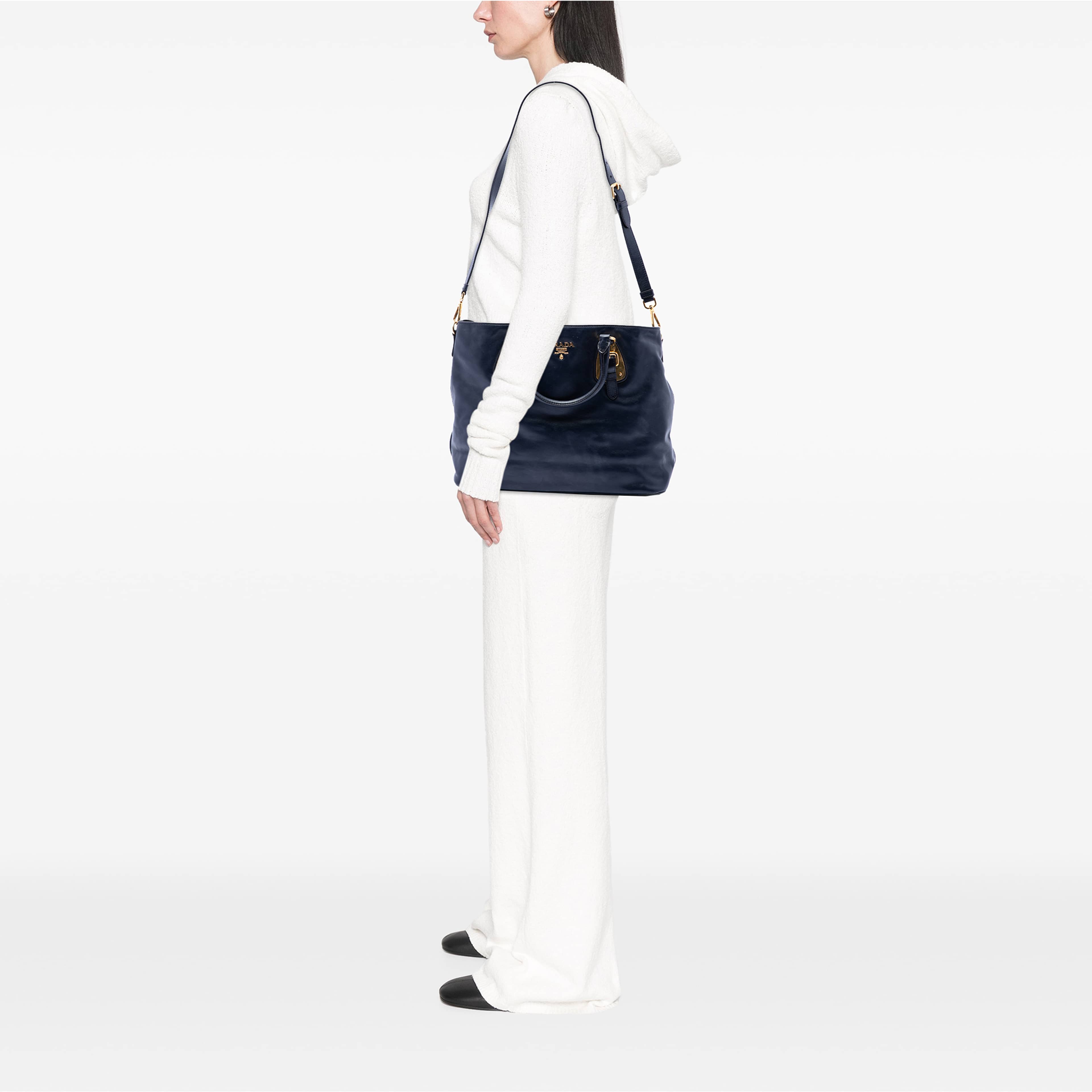 Prada Soft Calfskin Open Convertible Shopping Tote, från Luxclusif, i färgen blå. Klicka för att öppna bilden i stort format
