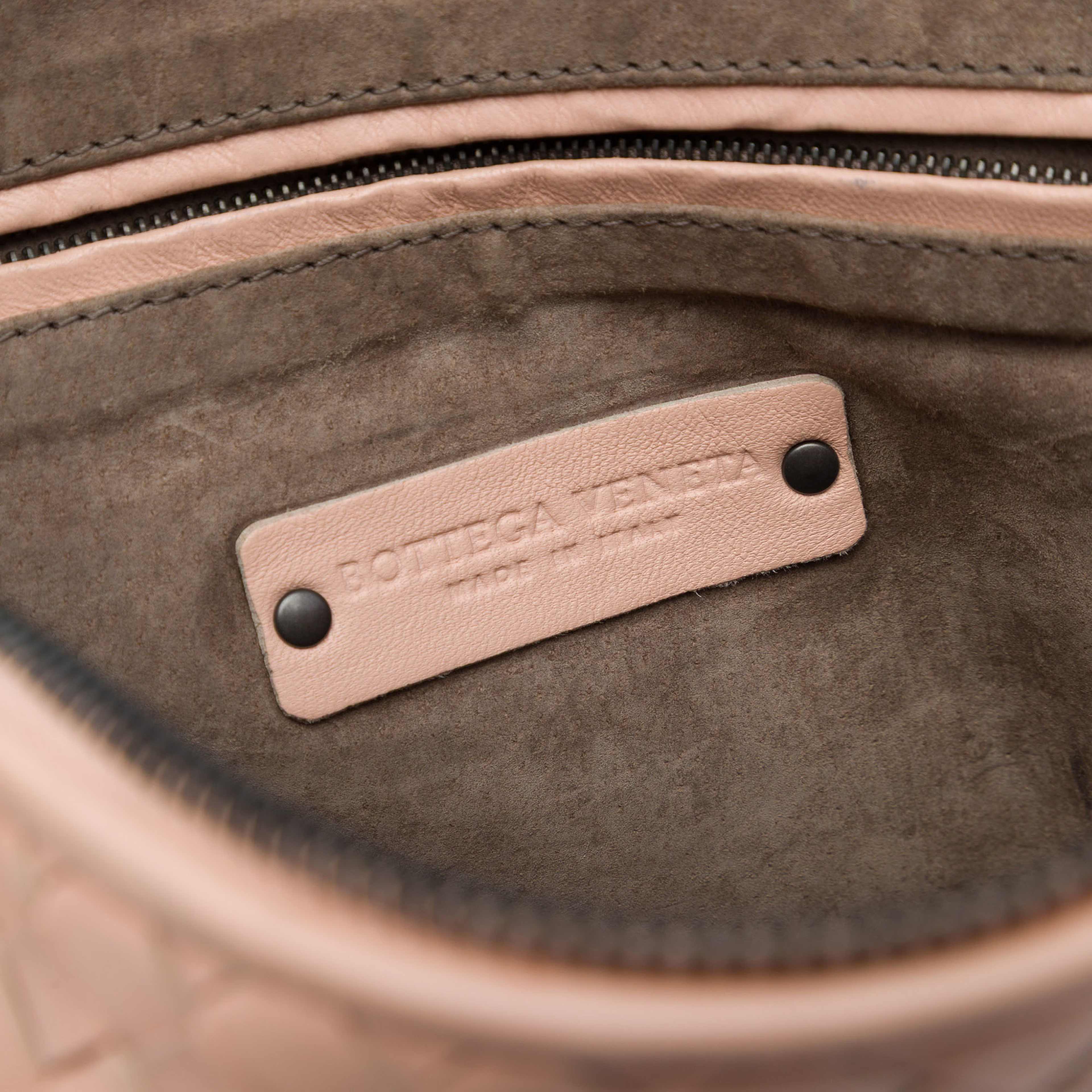 Bottega Veneta Nappa Intrecciato Nodini Crossbody, från Luxclusif, i färgen rosa. Klicka för att öppna bilden i stort format