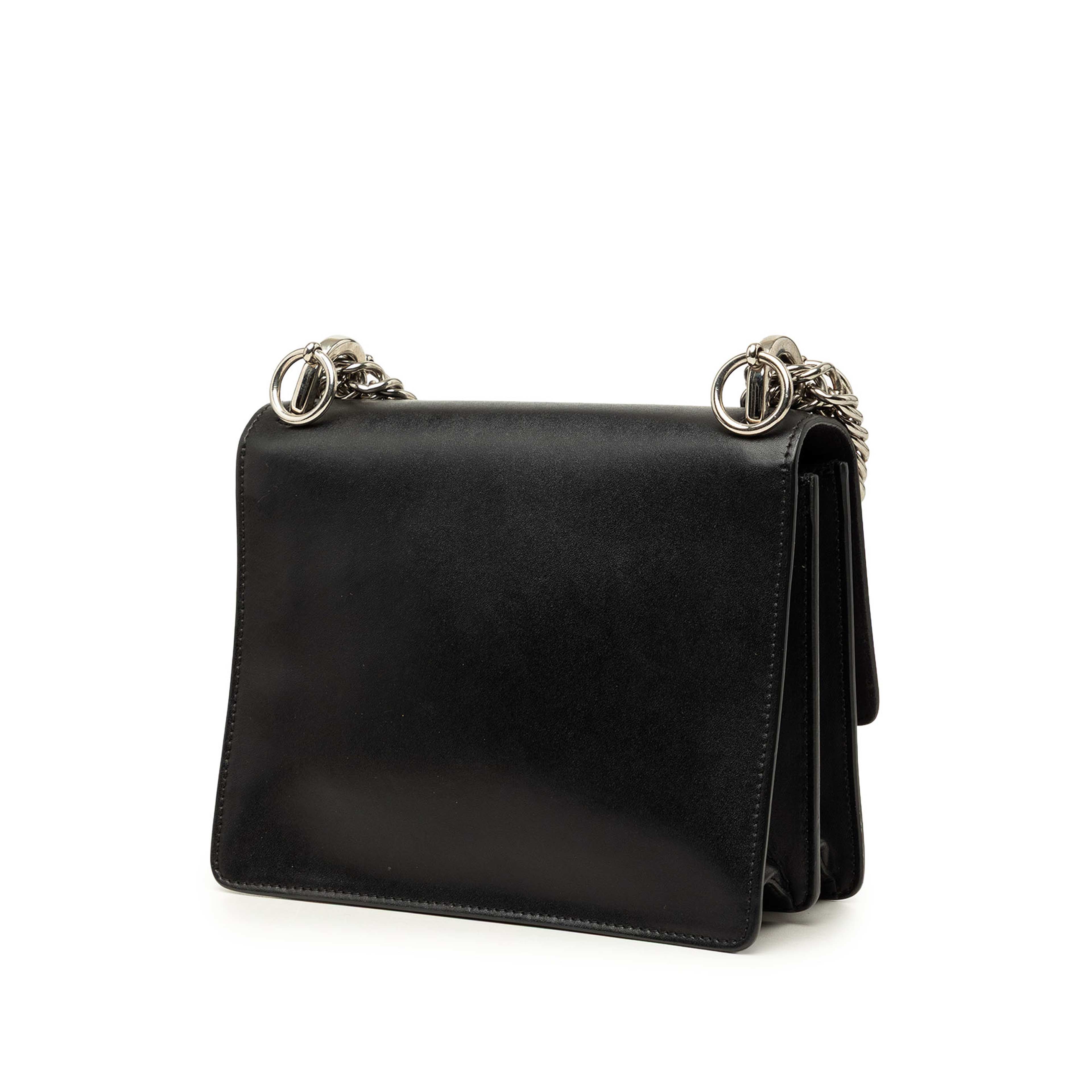 Fendi Small Leather Kan I Crossbody, från Luxclusif, i färgen svart. Klicka för att öppna bilden i stort format