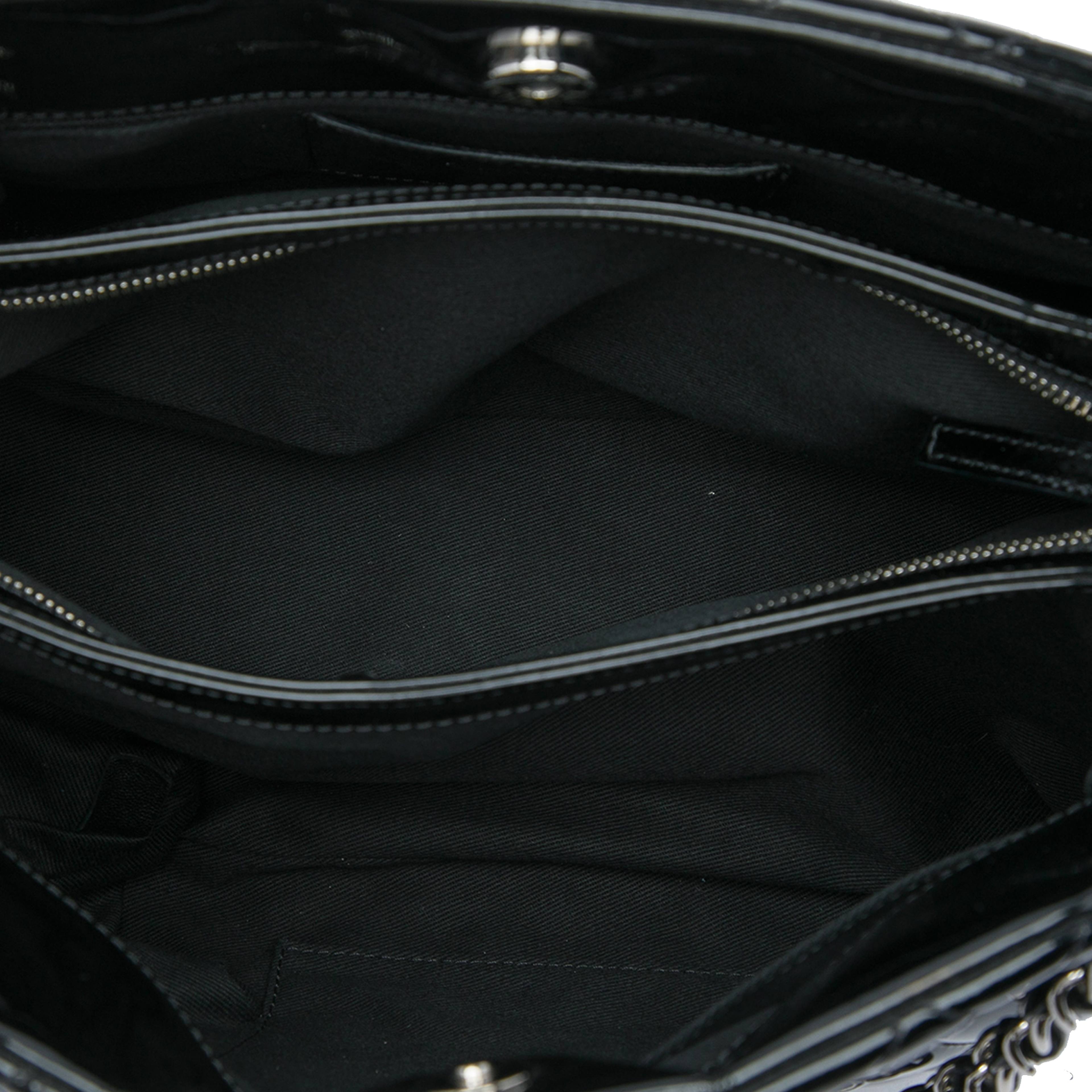 Chanel Large Quilted Patent Just Mademoiselle Bowling Bag, från Luxclusif, i färgen svart. Klicka för att öppna bilden i stort format