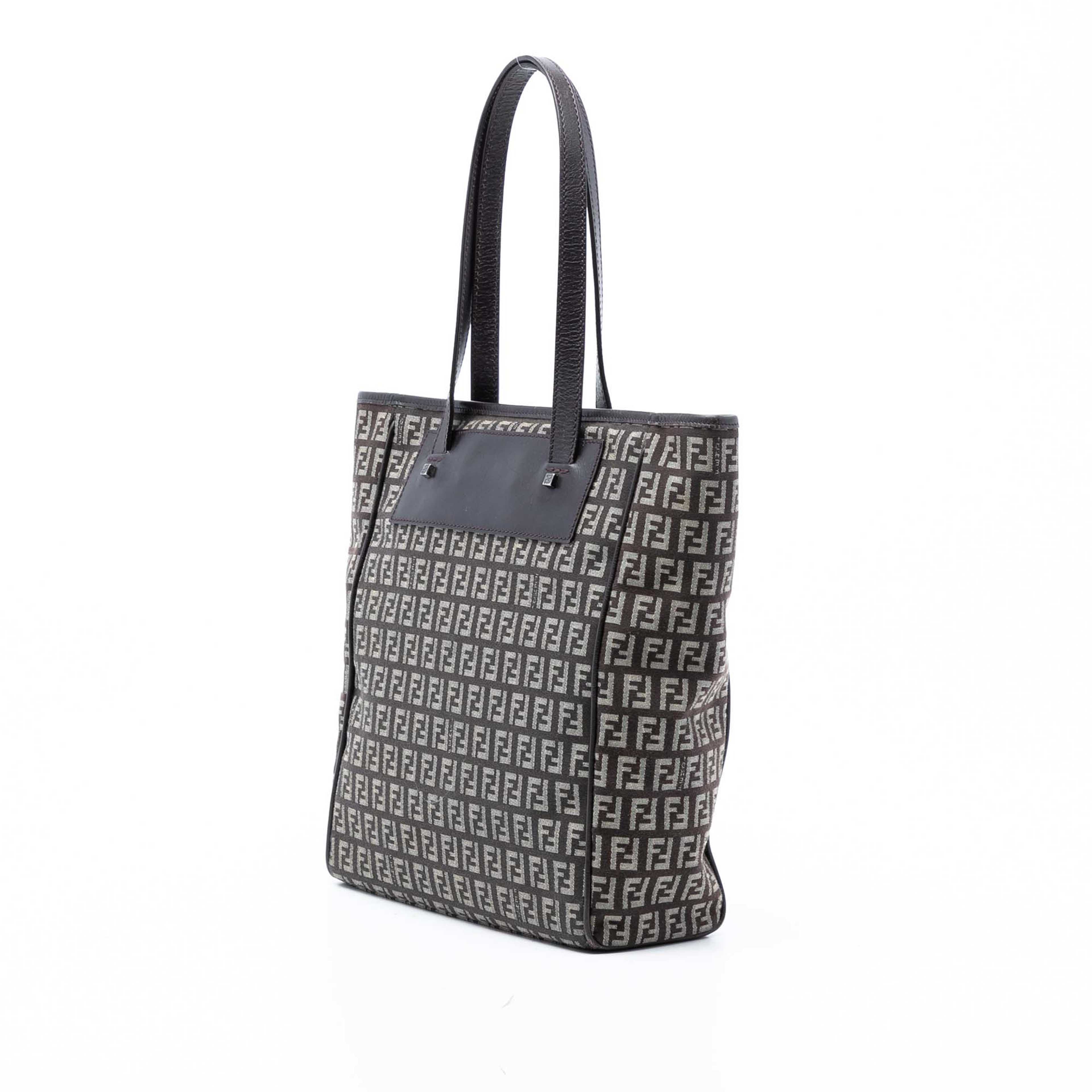 Fendi Zucchino Canvas Tote, från Luxclusif, i färgen brun. Klicka för att öppna bilden i stort format