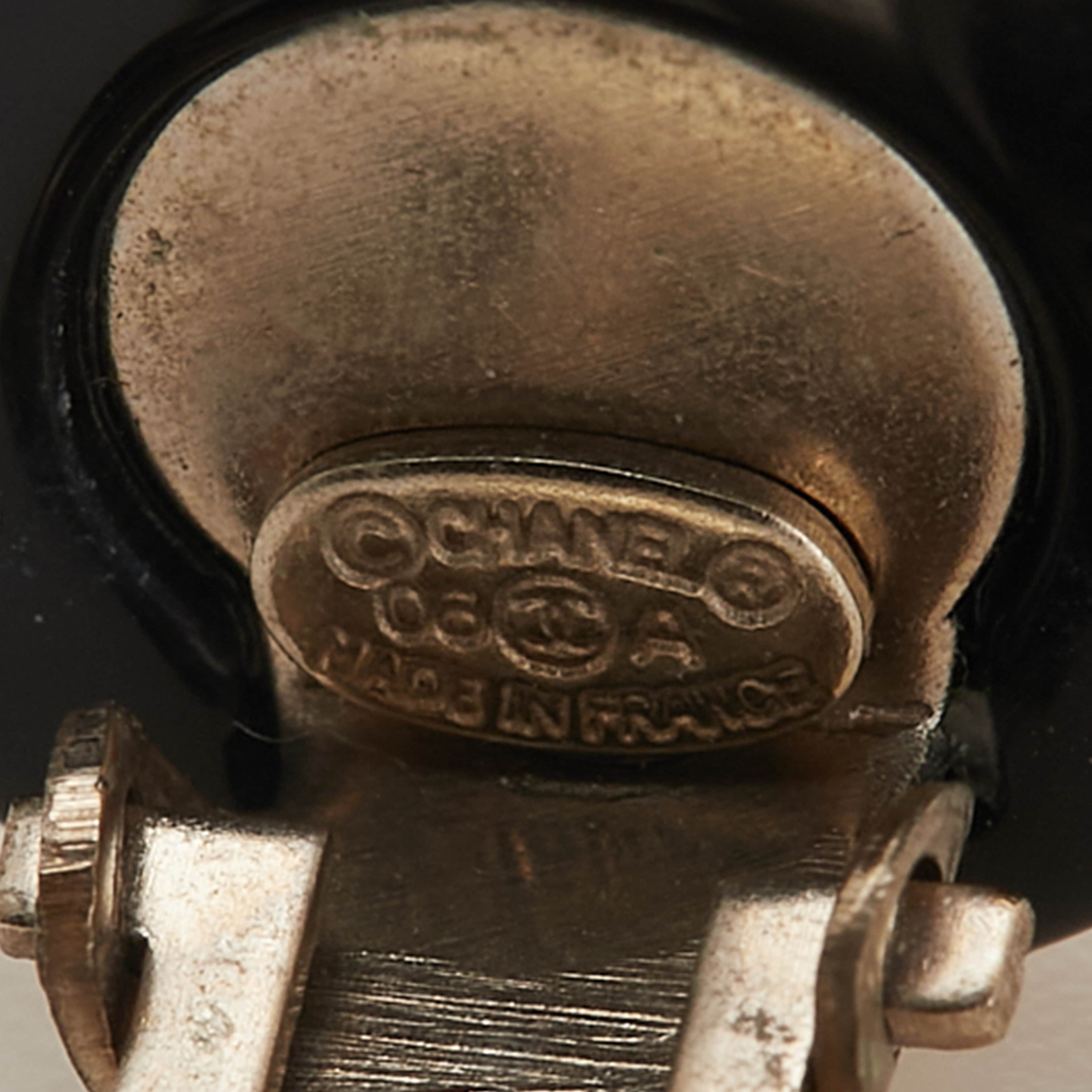 Chanel Cc Resin No. 5 Button Clip On Earrings, från Luxclusif, i färgen black. Klicka för att öppna bilden i stort format