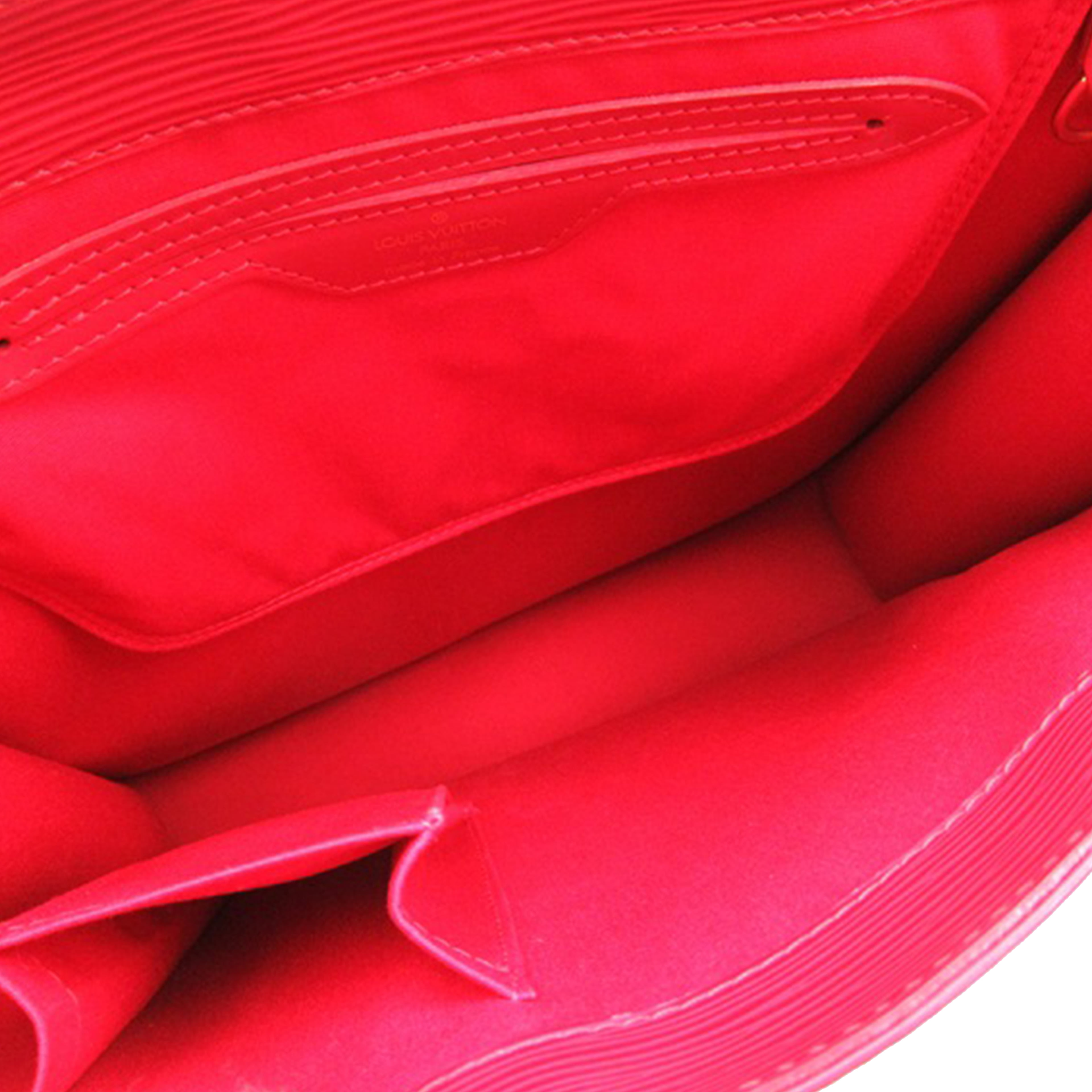 Louis Vuitton Epi Sac Plat Pm, från Luxclusif, i färgen red. Klicka för att öppna bilden i stort format