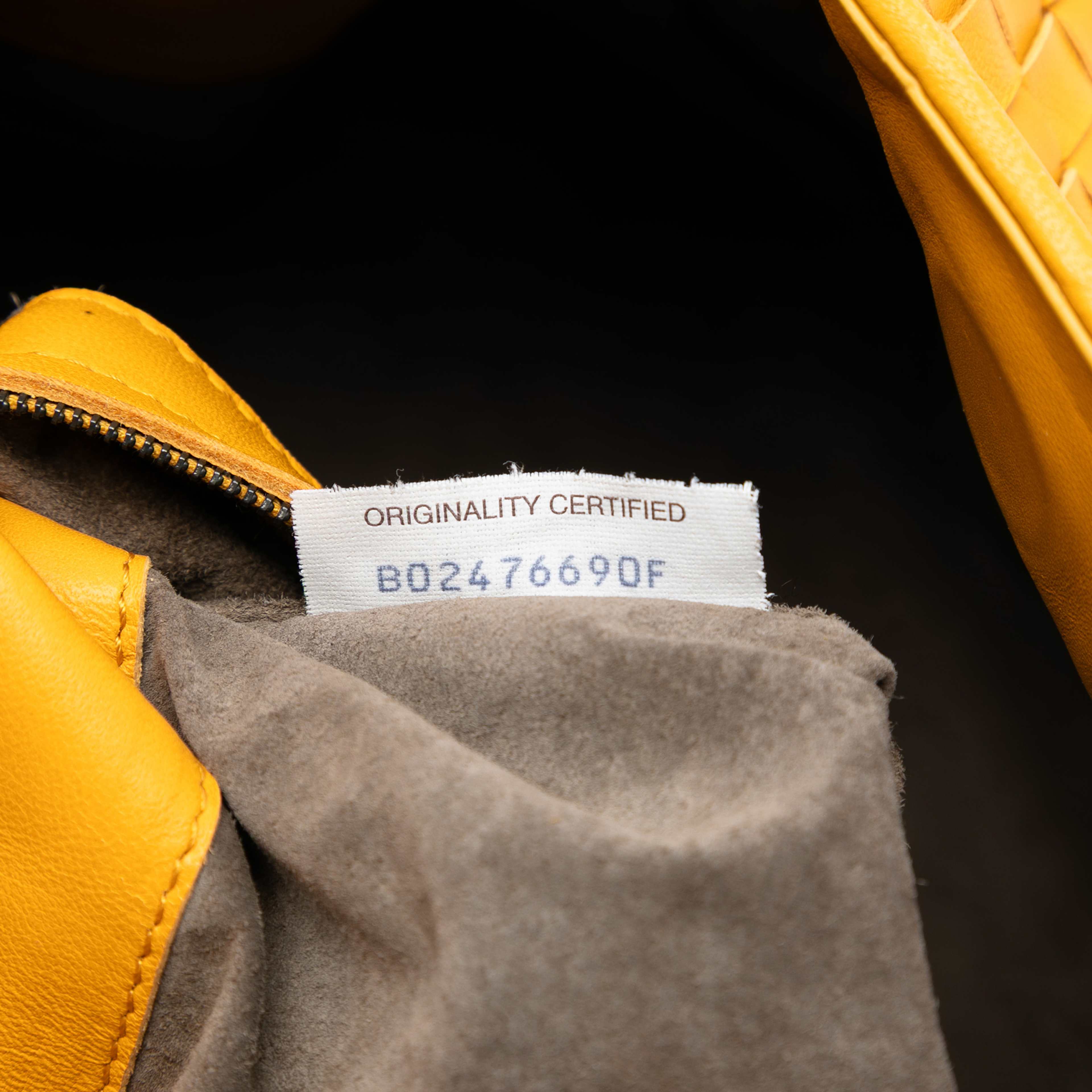 Bottega Veneta Nappa Intrecciato Parachute Tote, från Luxclusif, i färgen mustard. Klicka för att öppna bilden i stort format