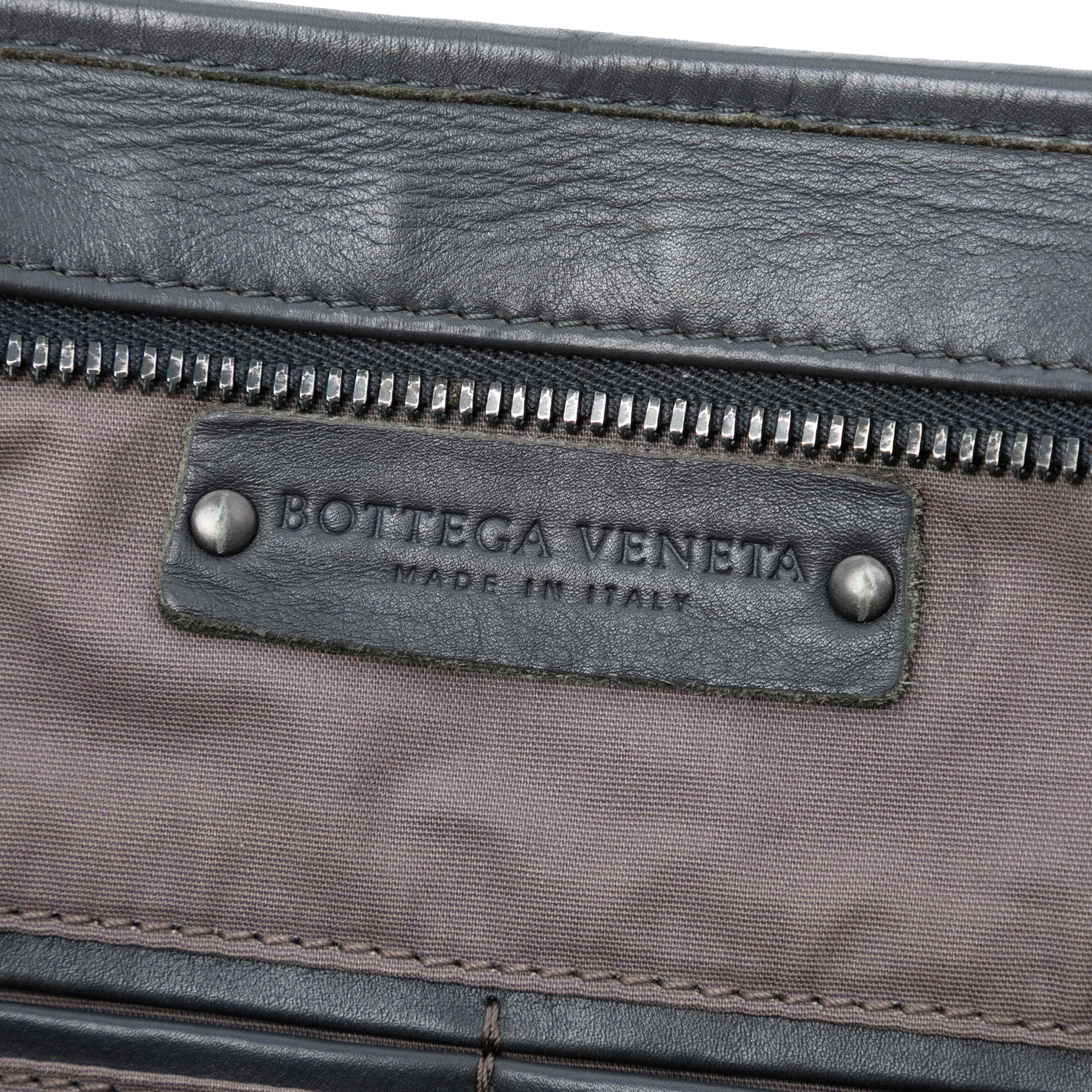 Bottega Veneta Nappa Intrecciato Business Bag, från Luxclusif, i färgen charcoal. Klicka för att öppna bilden i stort format