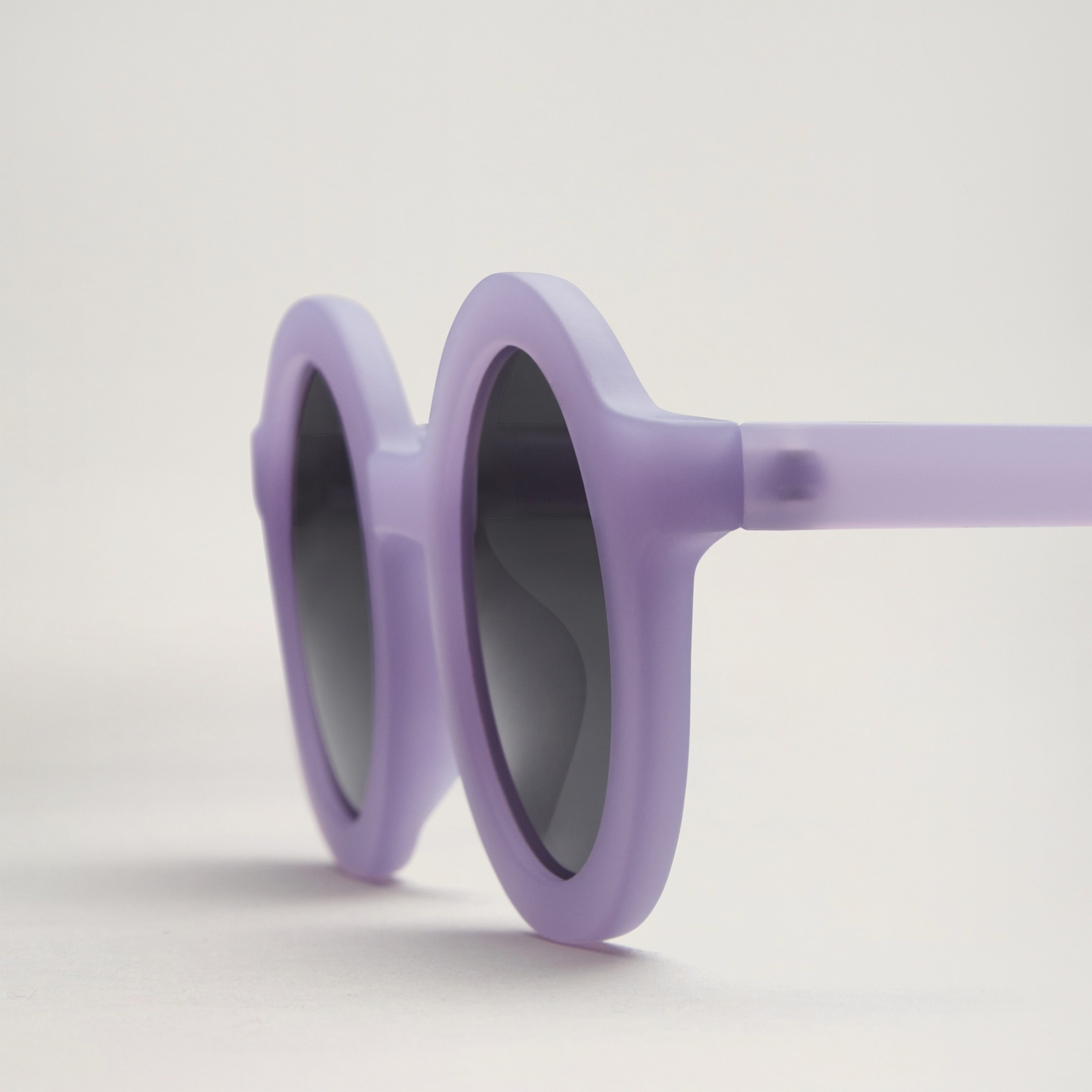 Babymocs Solglasögon Signature Round - Vuxen, från BabyMocs, i färgen purple. Klicka för att öppna bilden i stort format