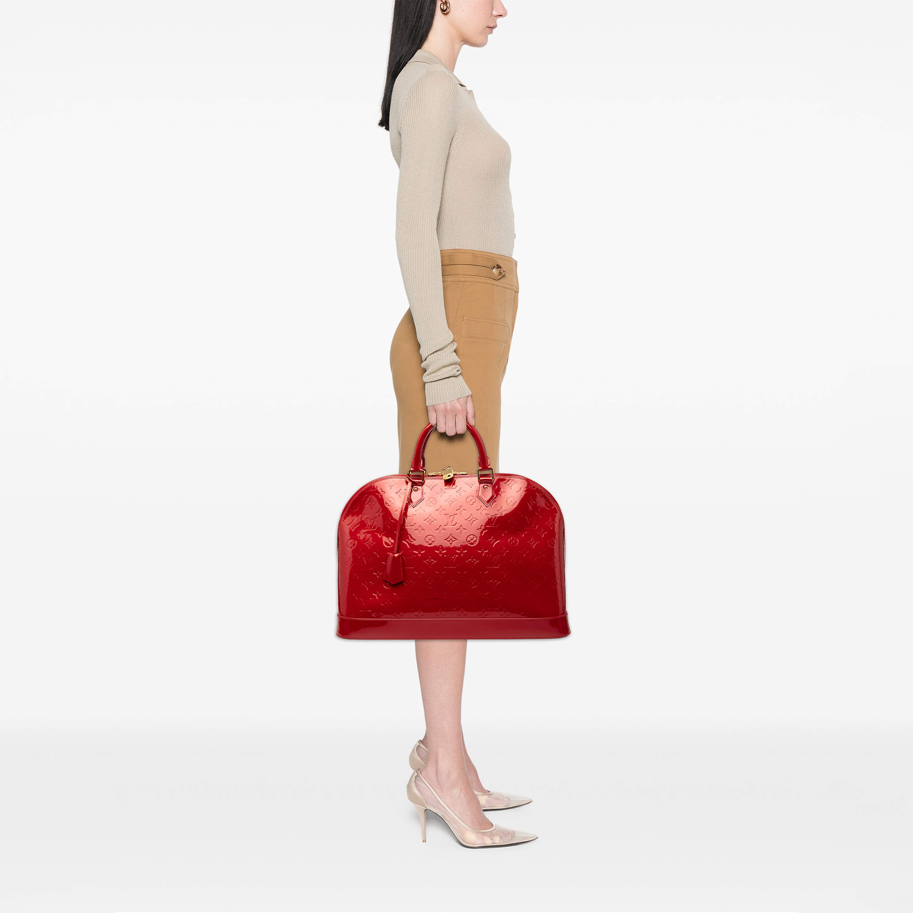 Louis Vuitton Monogram Vernis Alma Gm, från Luxclusif, i färgen röd. Klicka för att öppna bilden i stort format