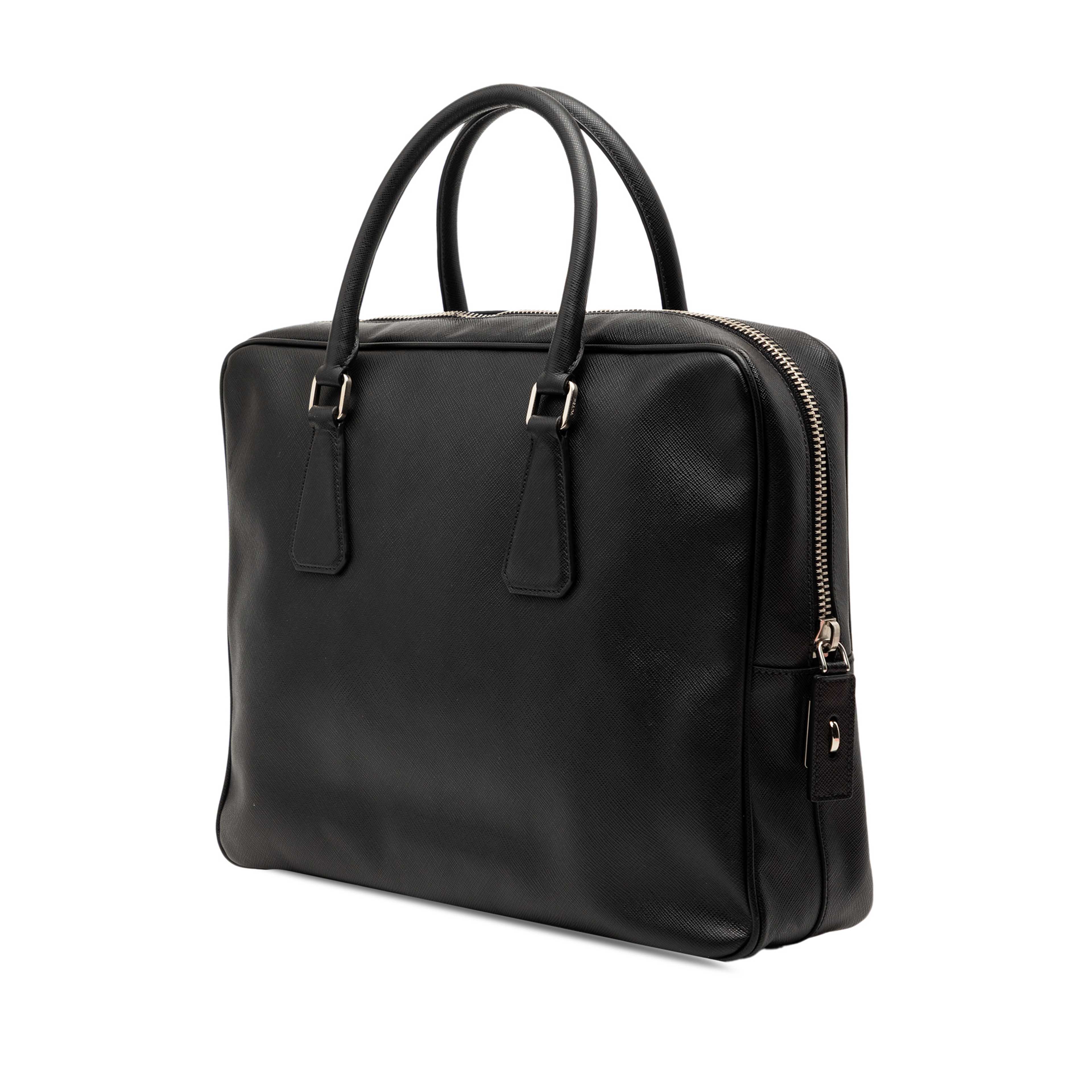 Prada Saffiano Business Bag, från Luxclusif, i färgen black. Klicka för att öppna bilden i stort format