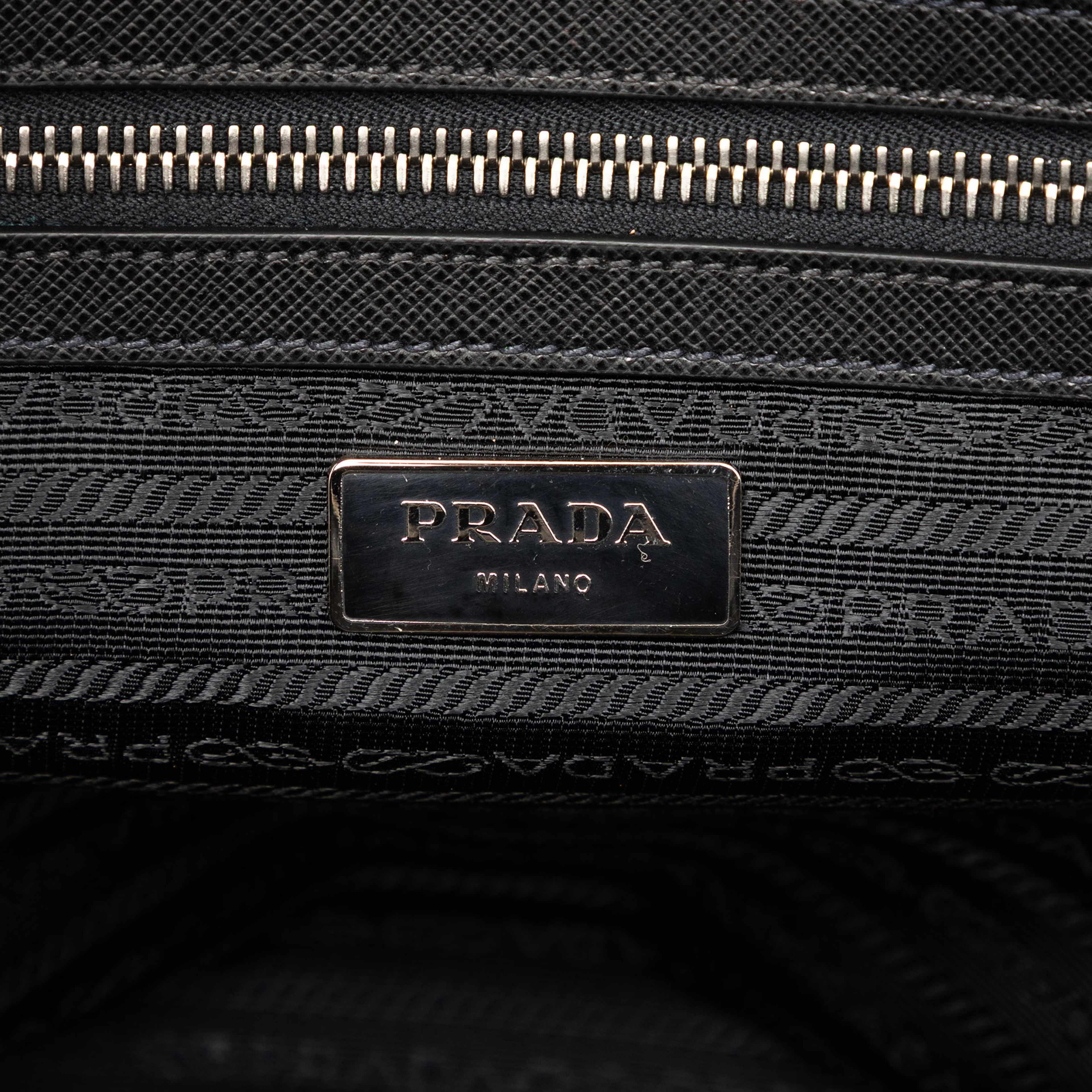 Prada Saffiano Business Bag, från Luxclusif, i färgen black. Klicka för att öppna bilden i stort format