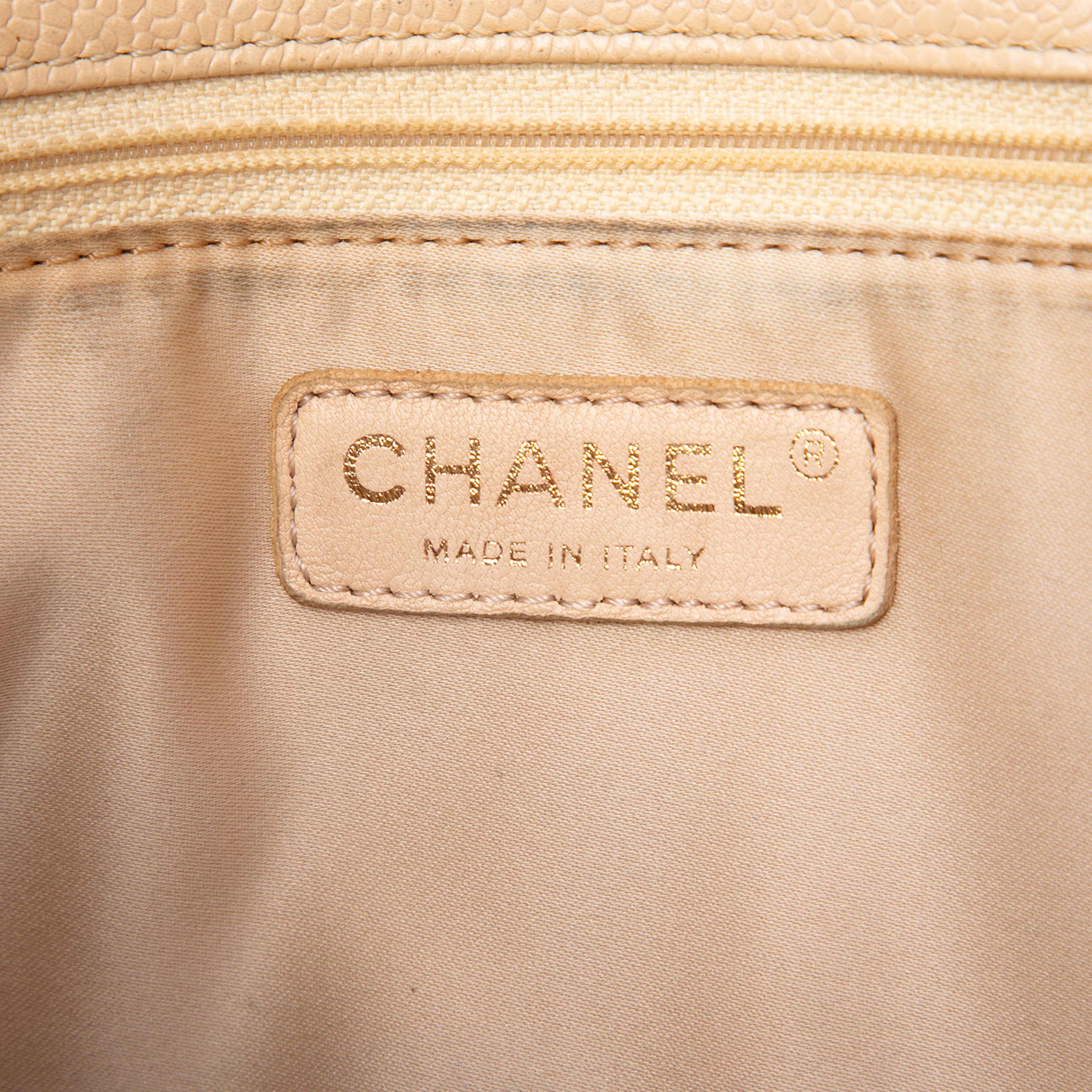 Chanel Caviar Grand Shopping Tote, från Luxclusif, i färgen light beige. Klicka för att öppna bilden i stort format