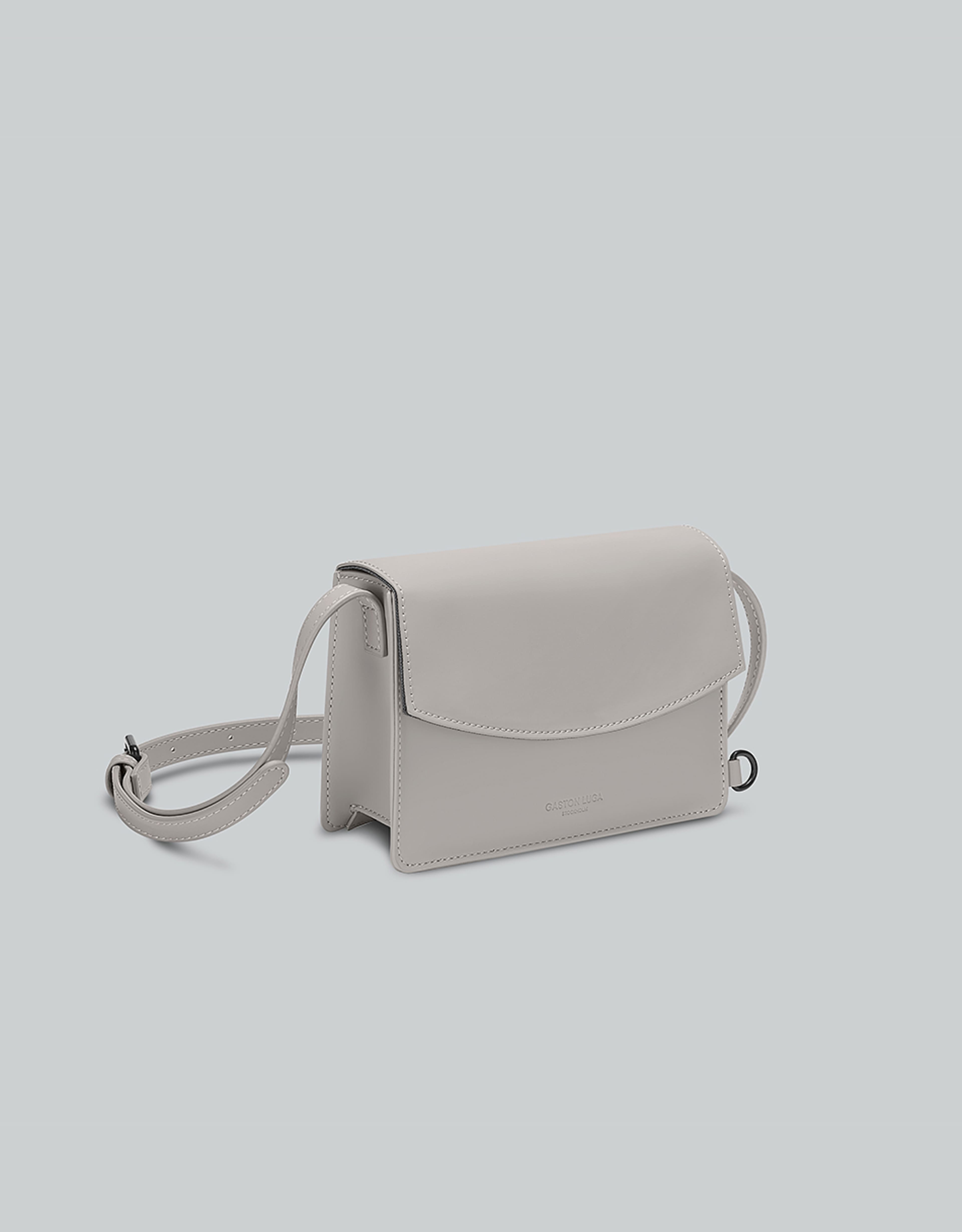 Spläsh Pix Crossbody, från Gaston Luga, i färgen taupe. Klicka för att öppna bilden i stort format