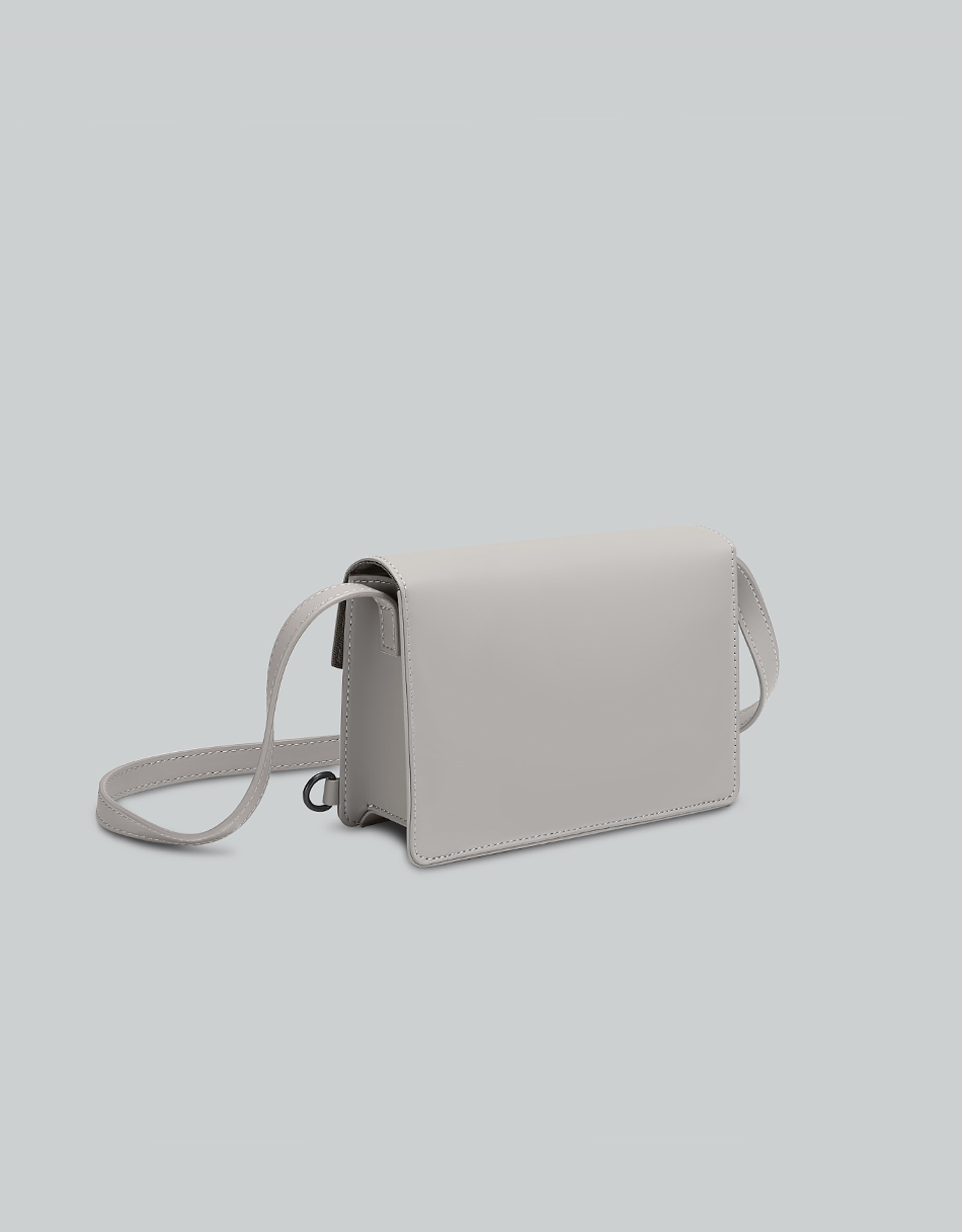 Spläsh Pix Crossbody, från Gaston Luga, i färgen taupe. Klicka för att öppna bilden i stort format