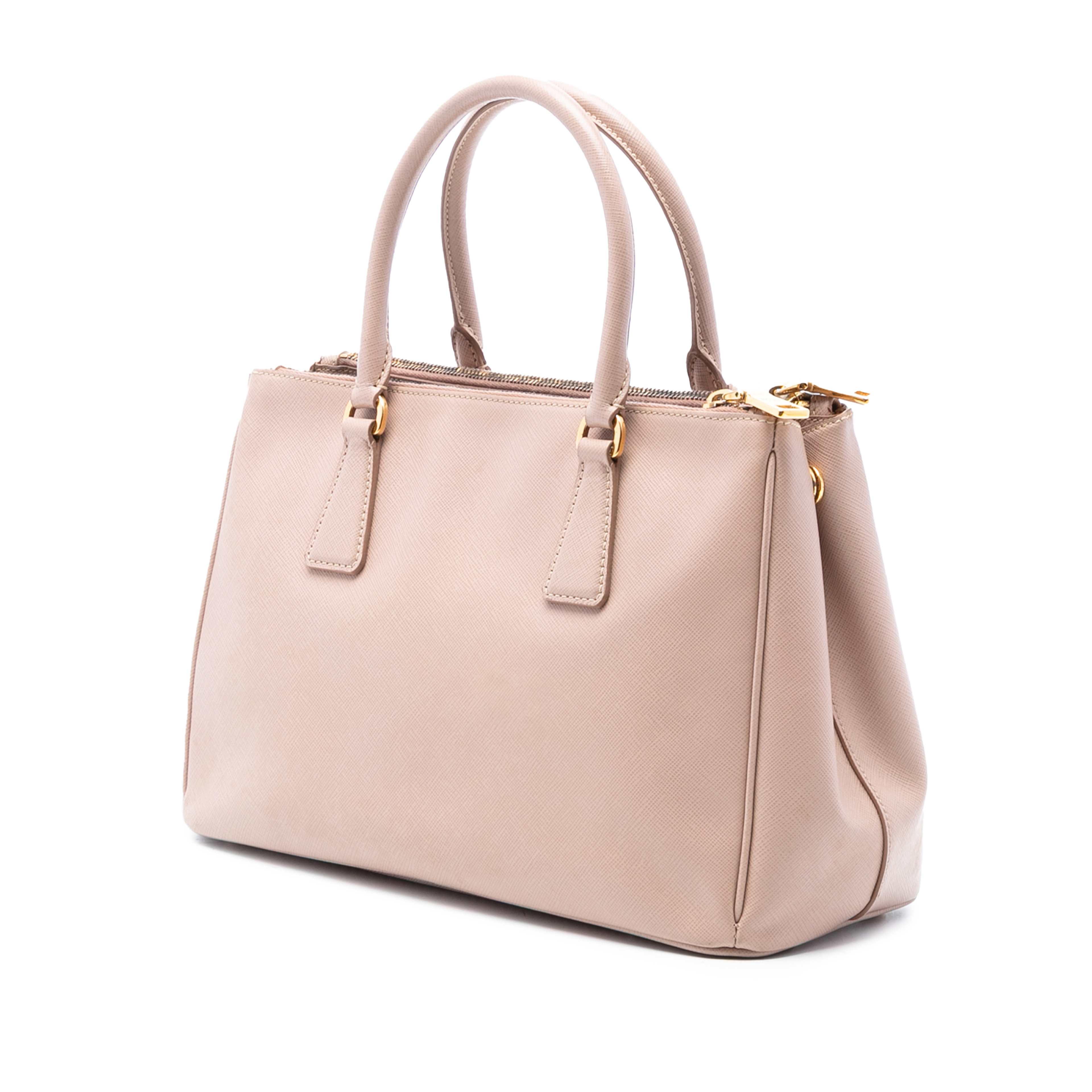 Prada Medium Saffiano Lux Galleria Double Zip Satchel, från Luxclusif, i färgen beige. Klicka för att öppna bilden i stort format