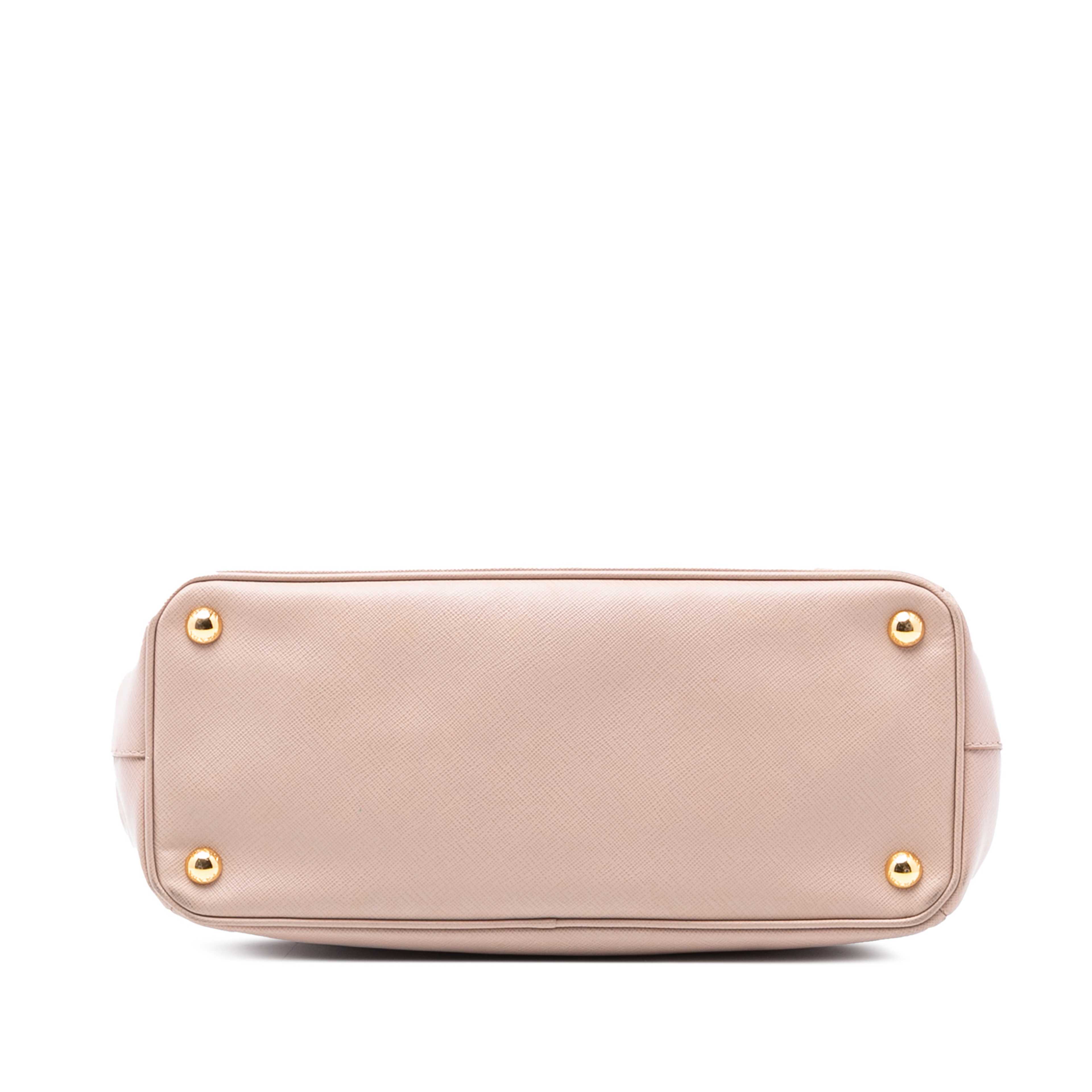 Prada Medium Saffiano Lux Galleria Double Zip Satchel, från Luxclusif, i färgen beige. Klicka för att öppna bilden i stort format