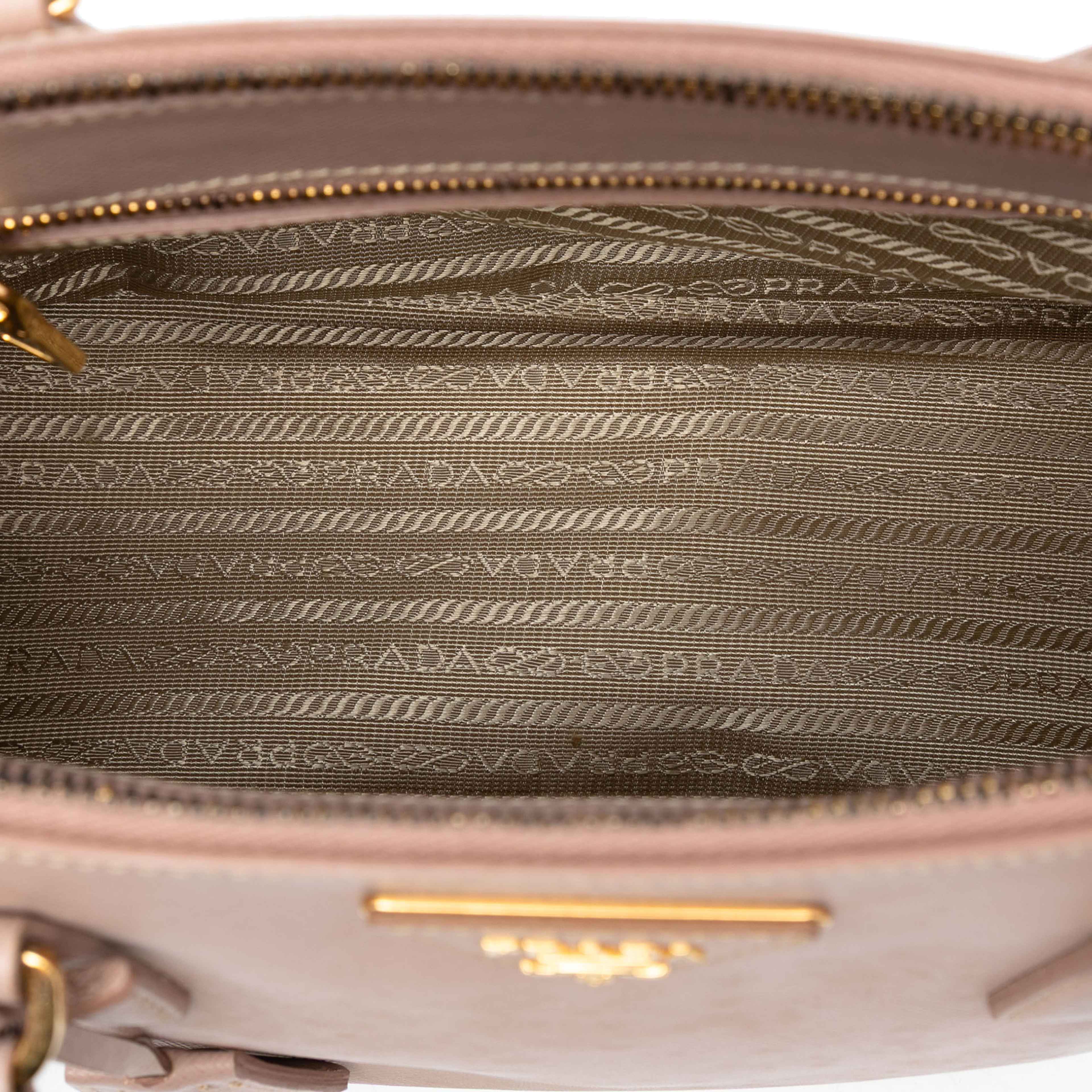 Prada Medium Saffiano Lux Galleria Double Zip Satchel, från Luxclusif, i färgen beige. Klicka för att öppna bilden i stort format