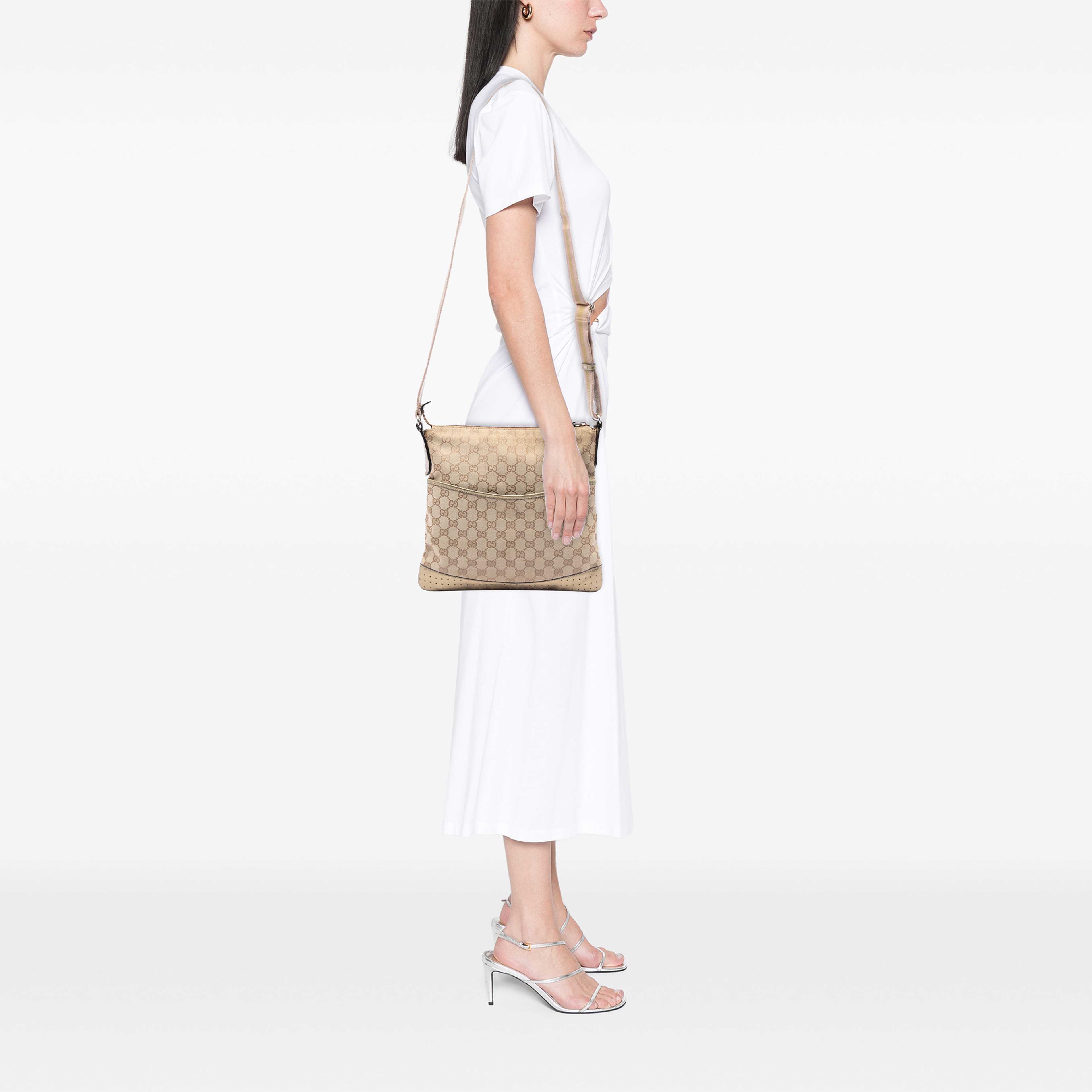 Gucci Gg Canvas Web Crossbody, från Luxclusif, i färgen beige. Klicka för att öppna bilden i stort format