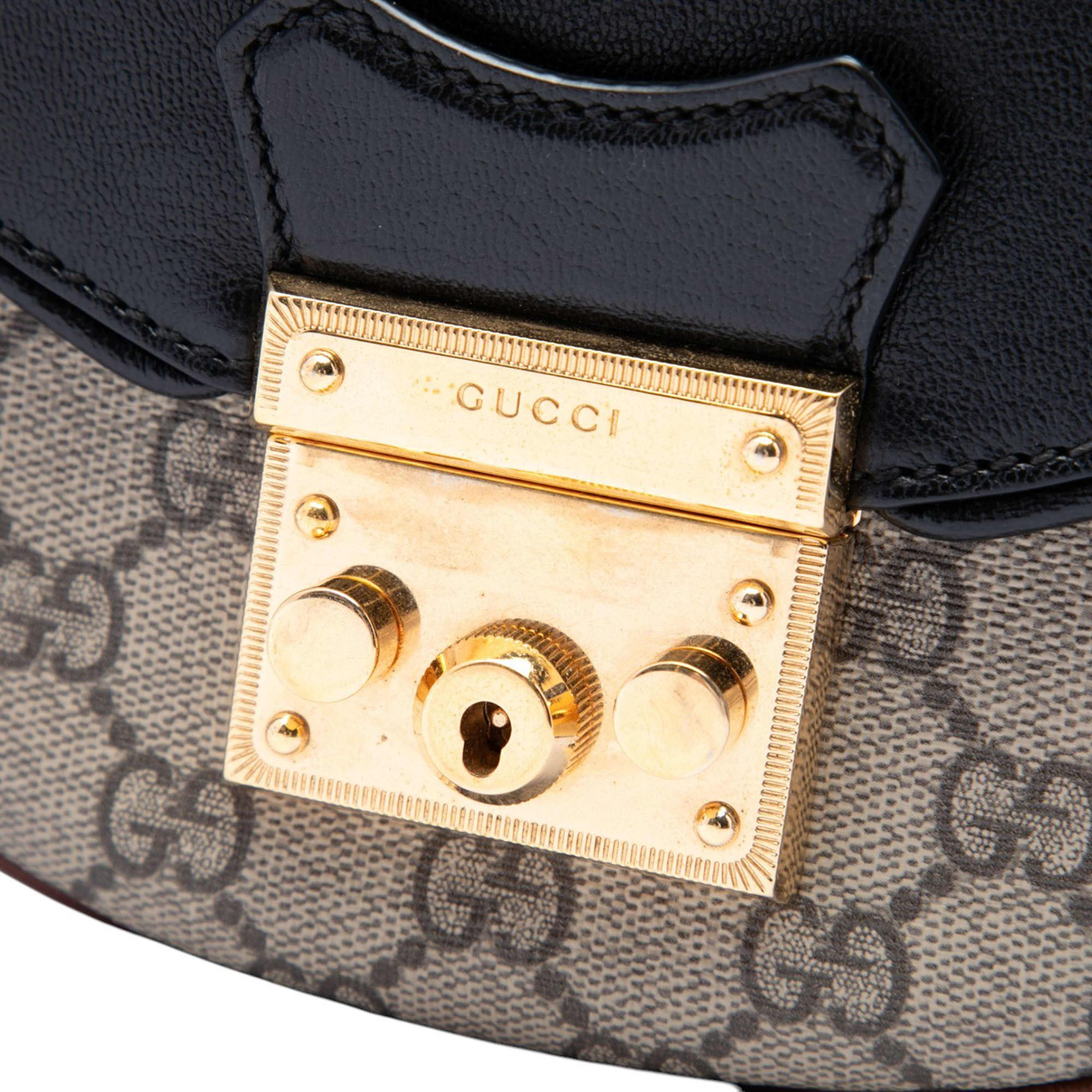 Gucci Gg Supreme Saddle Padlock Crossbody, från Luxclusif, i färgen beige. Klicka för att öppna bilden i stort format