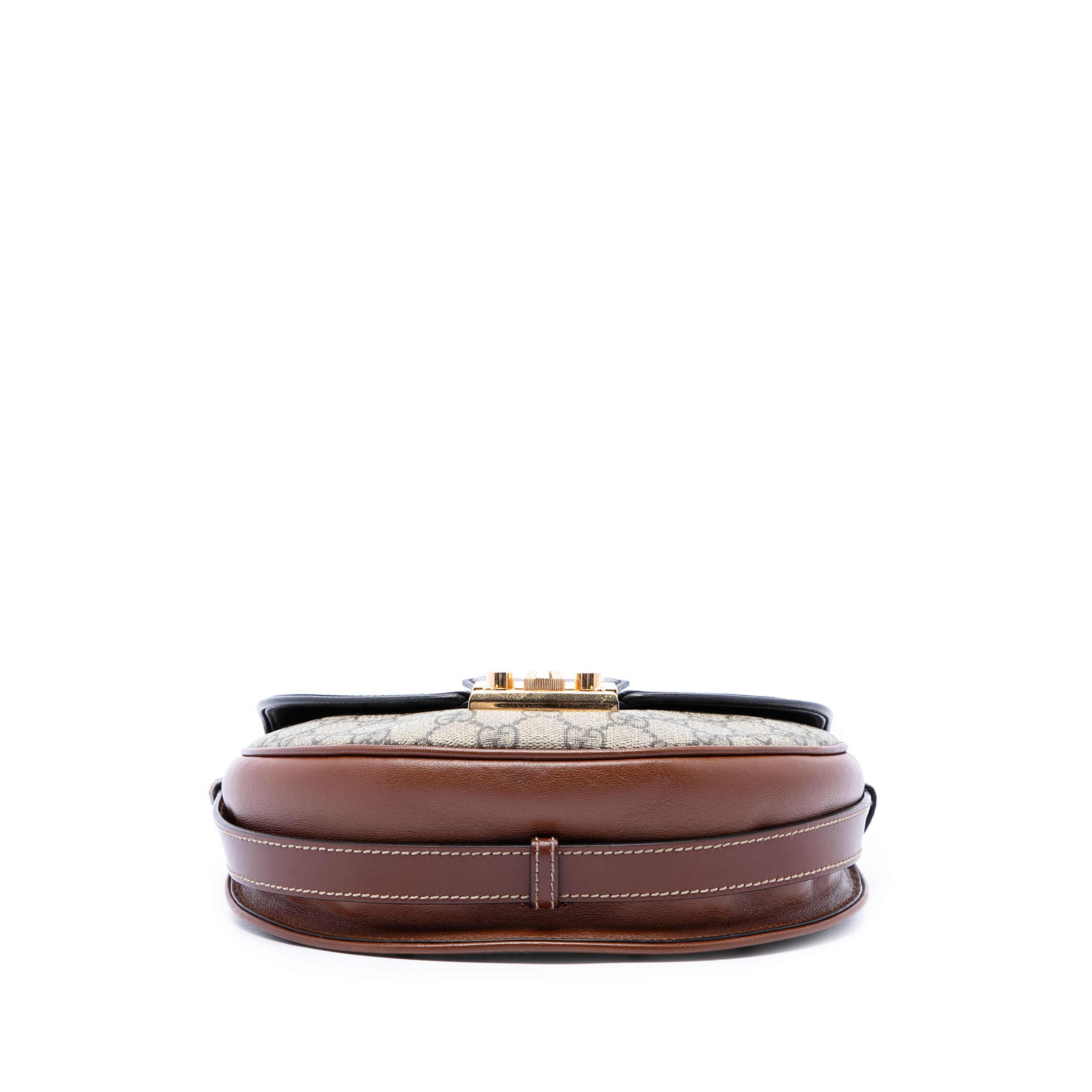 Gucci Gg Supreme Saddle Padlock Crossbody, från Luxclusif, i färgen beige. Klicka för att öppna bilden i stort format