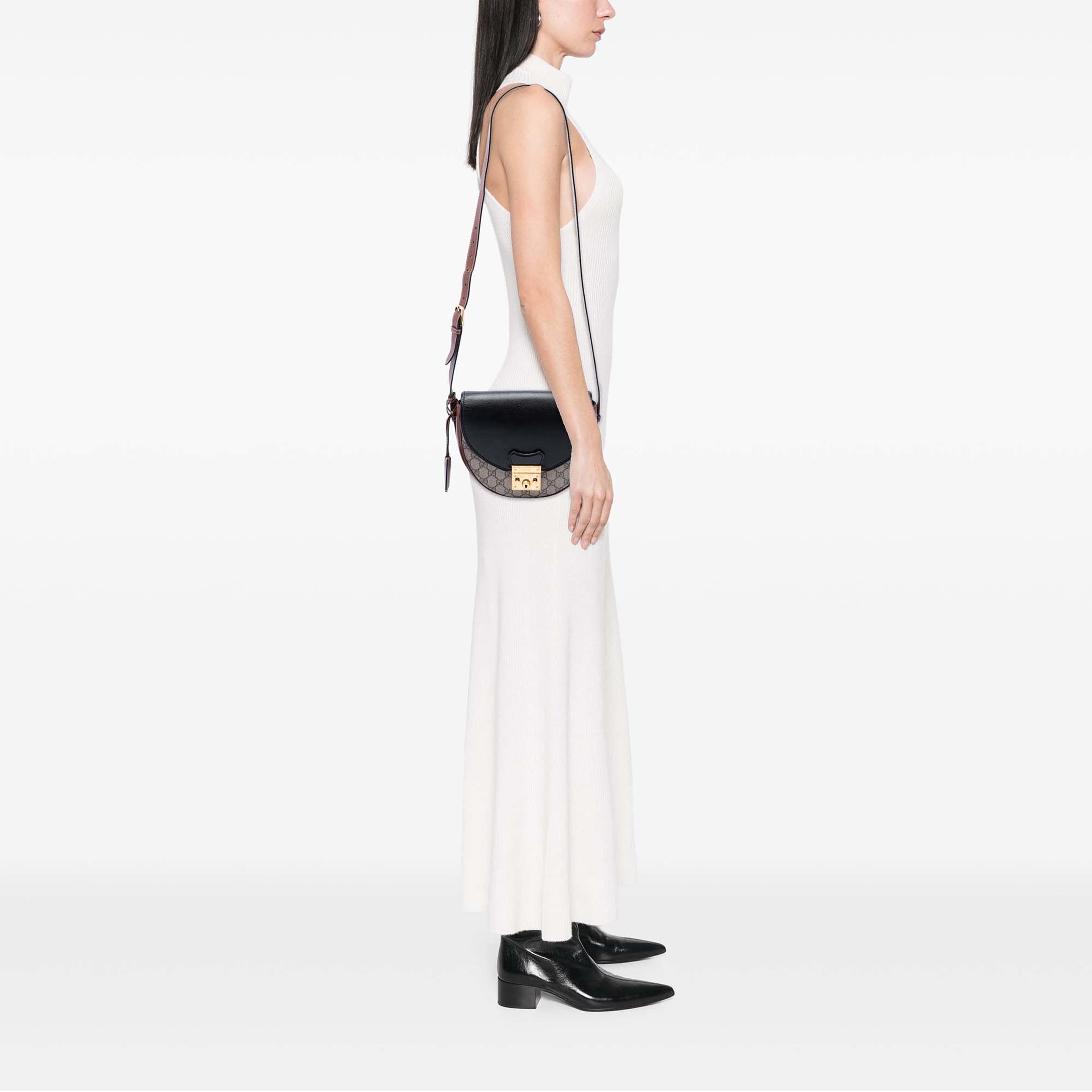 Gucci Gg Supreme Saddle Padlock Crossbody, från Luxclusif, i färgen beige. Klicka för att öppna bilden i stort format