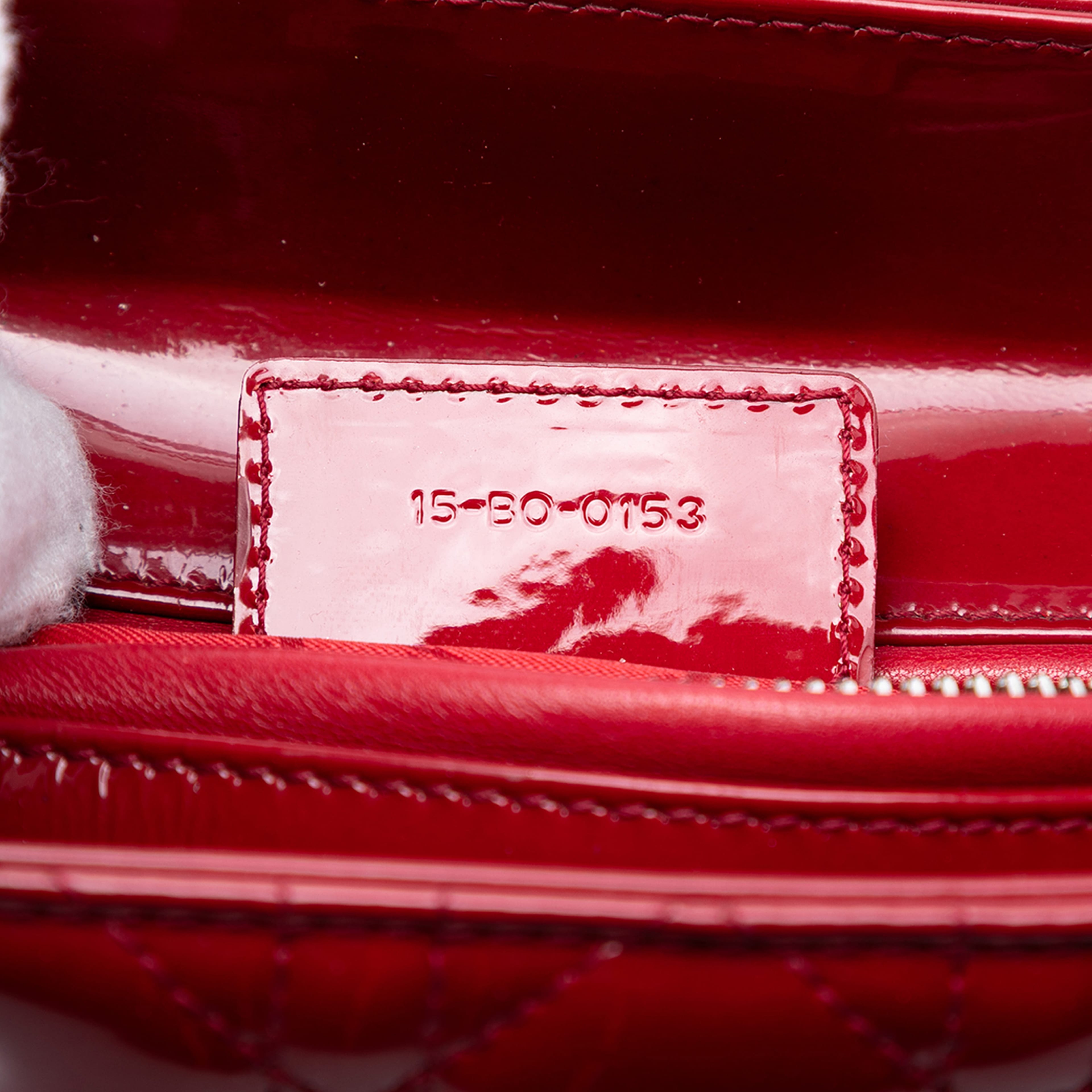 Dior Medium Patent Cannage Lady Dior, från Luxclusif, i färgen röd. Klicka för att öppna bilden i stort format