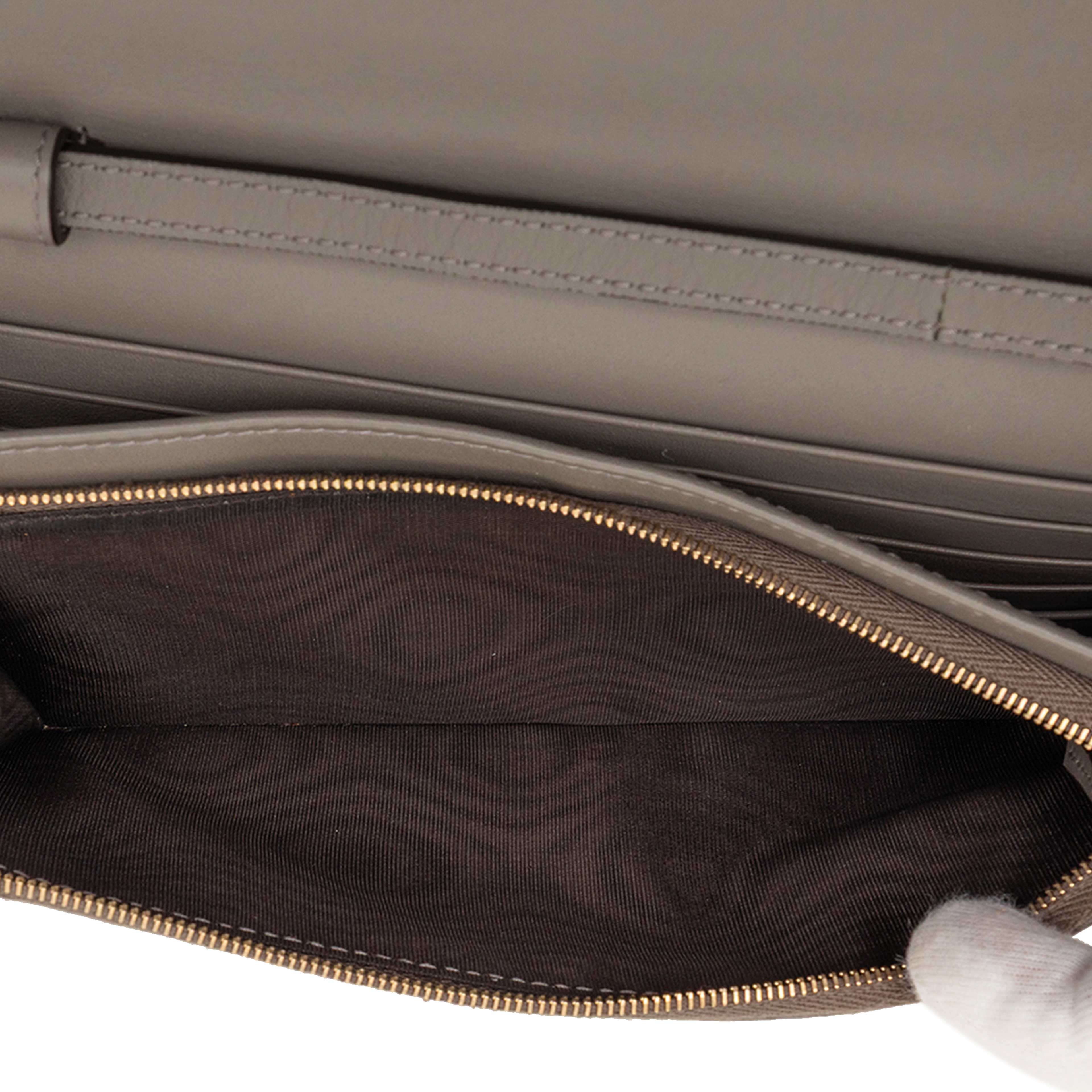 Gucci Microguccissima Wallet On Strap, från Luxclusif, i färgen gray. Klicka för att öppna bilden i stort format