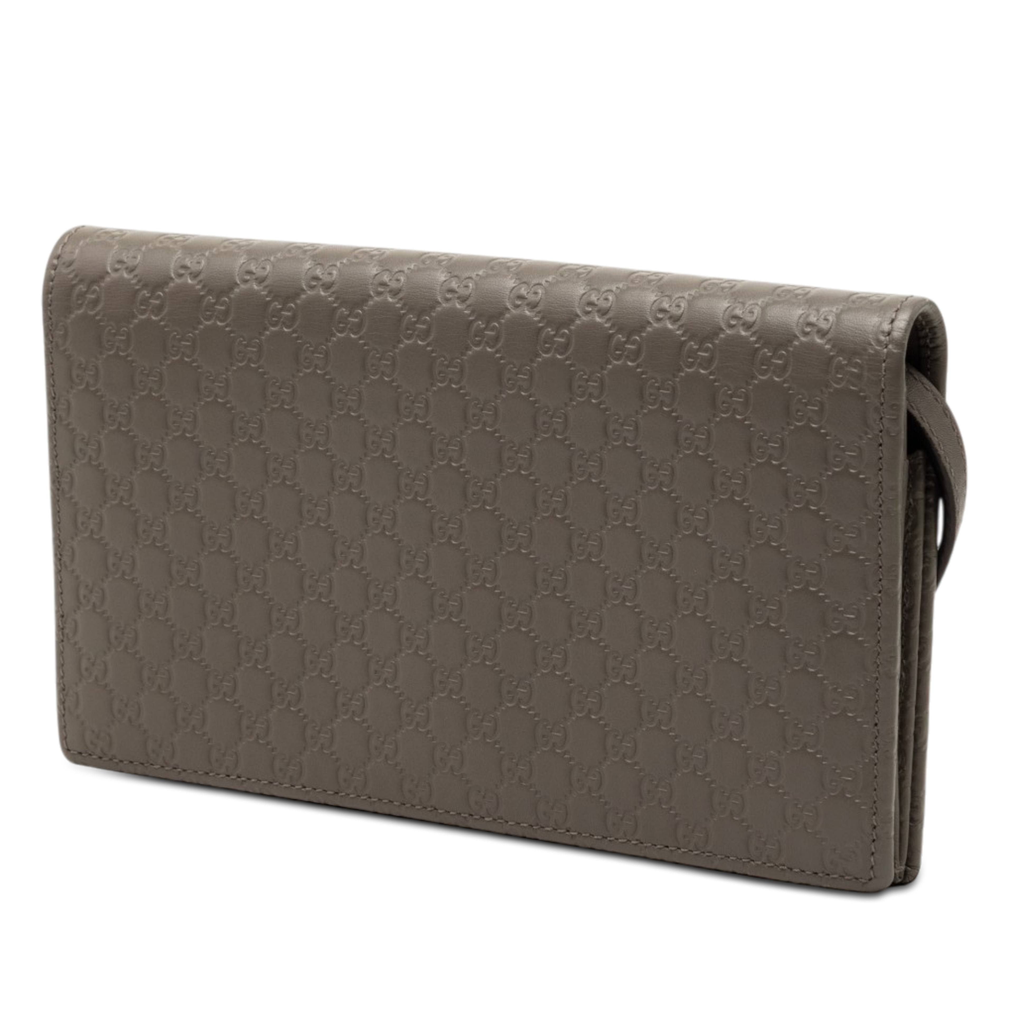 Gucci Microguccissima Wallet On Strap, från Luxclusif, i färgen gray. Klicka för att öppna bilden i stort format