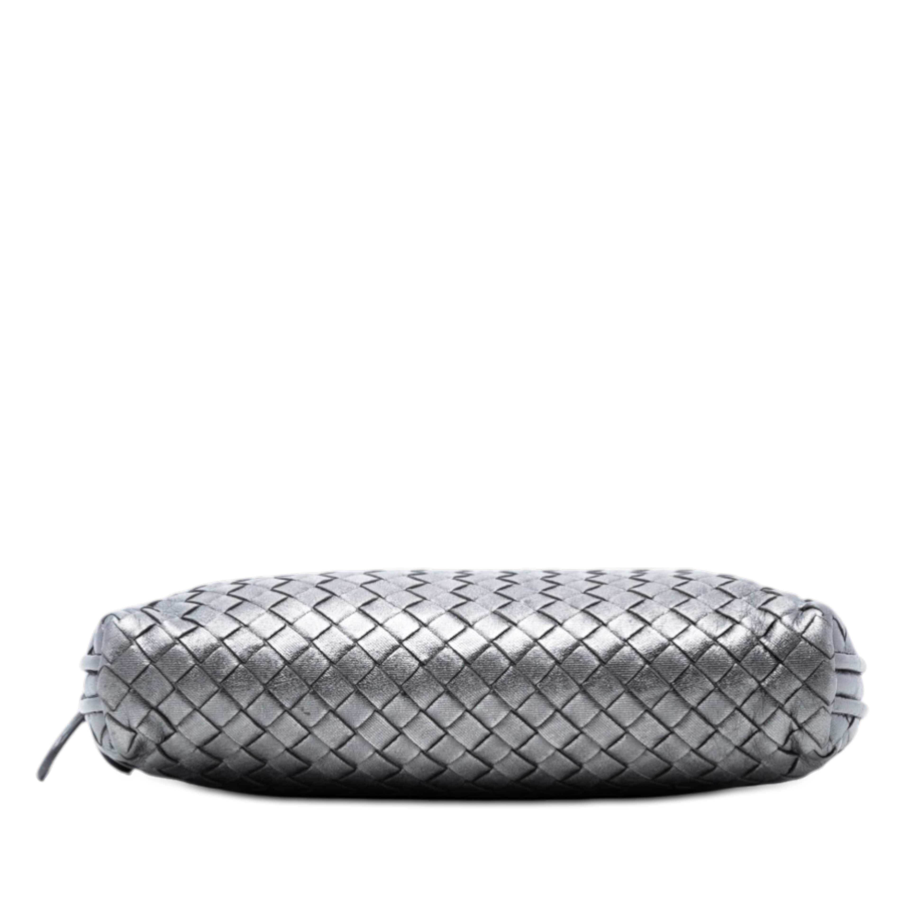 Bottega Veneta Metallic Nappa Intrecciato Nodini Crossbody, från Luxclusif, i färgen silver. Klicka för att öppna bilden i stort format