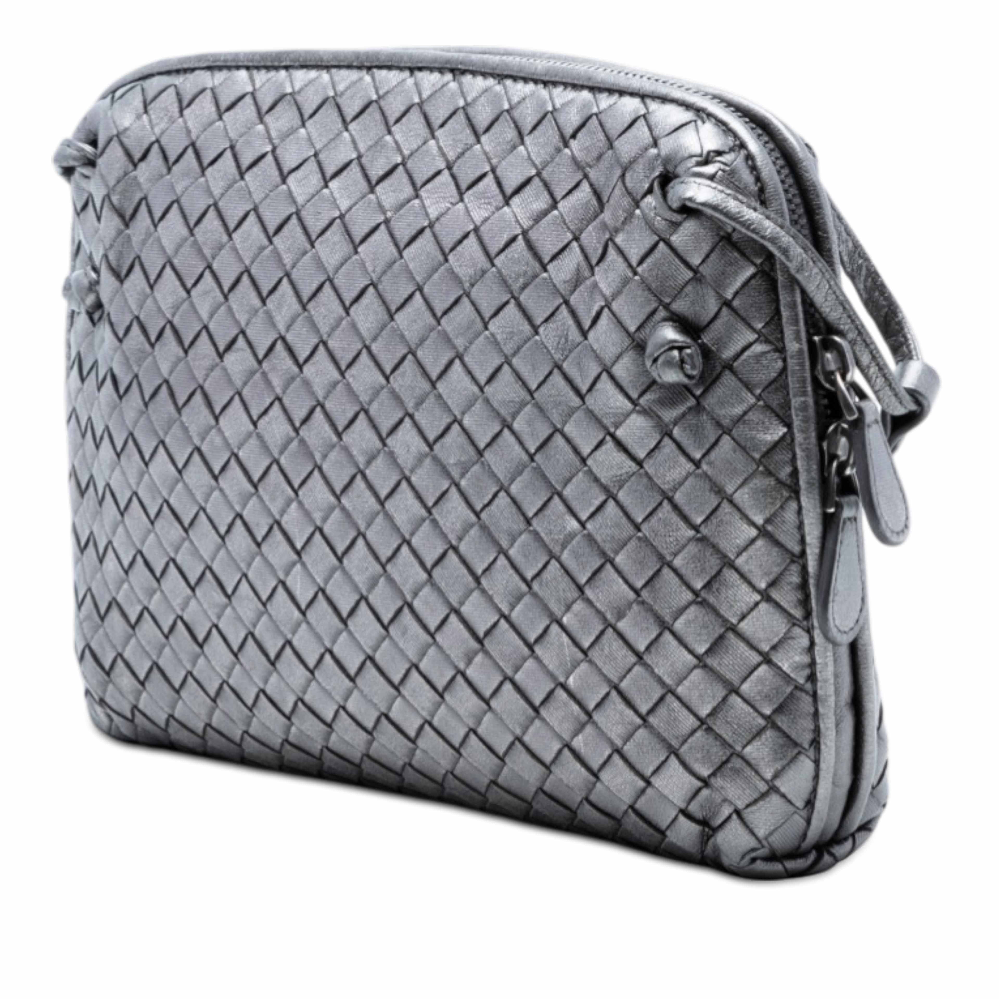 Bottega Veneta Metallic Nappa Intrecciato Nodini Crossbody, från Luxclusif, i färgen silver. Klicka för att öppna bilden i stort format