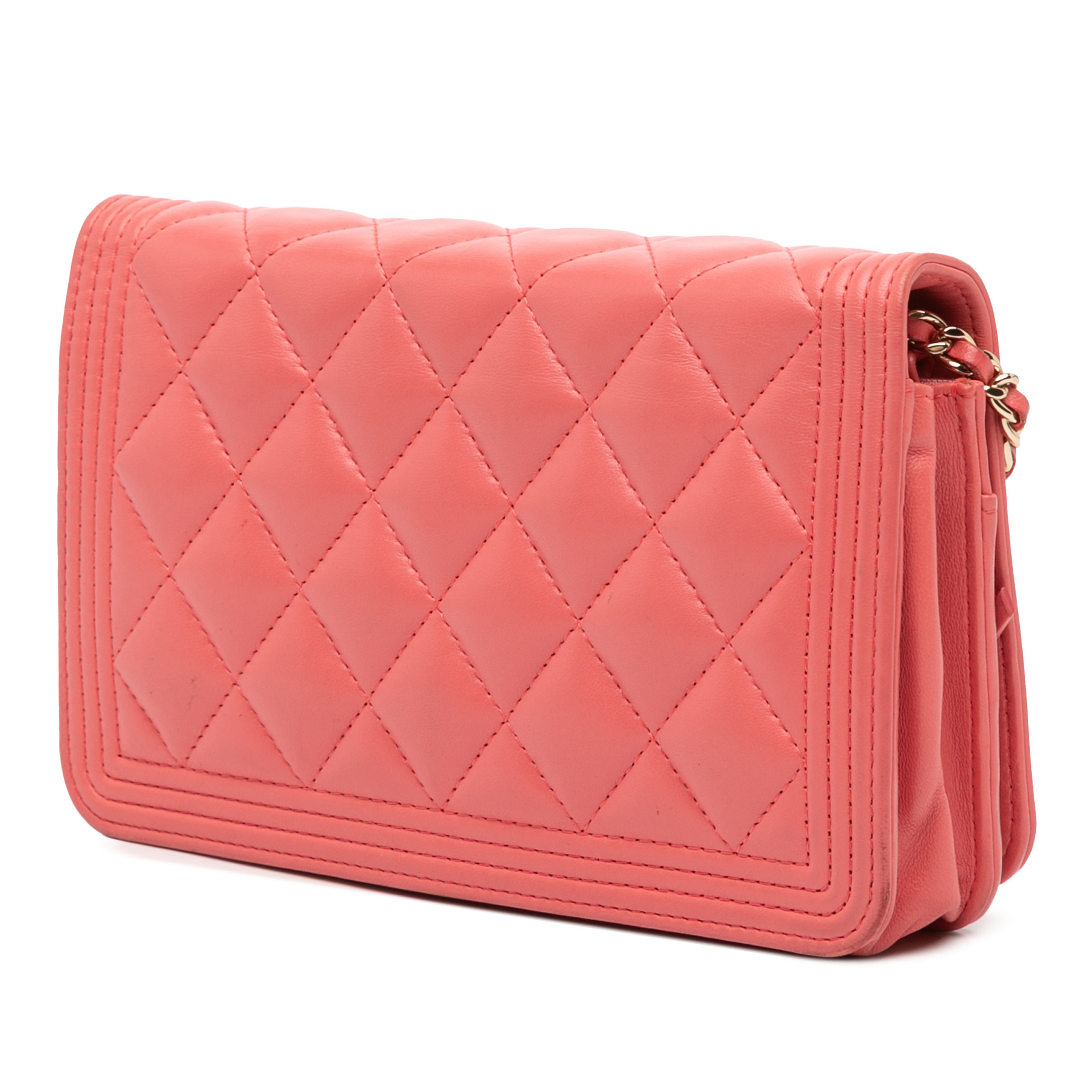 Chanel Lambskin Boy Wallet On Chain, från Luxclusif, i färgen blush. Klicka för att öppna bilden i stort format